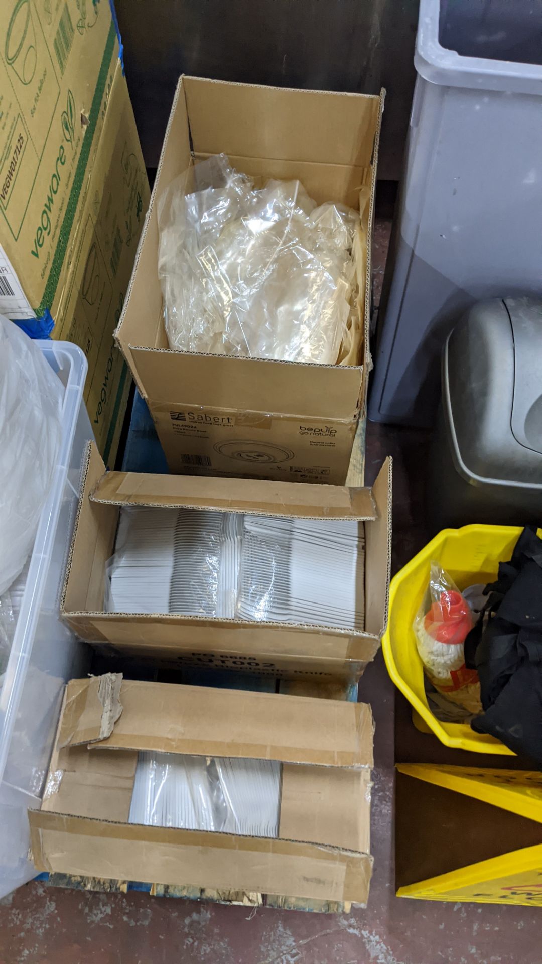 Contents of a pallet of disposable food containers, cups, cutlery & related items - Image 10 of 10