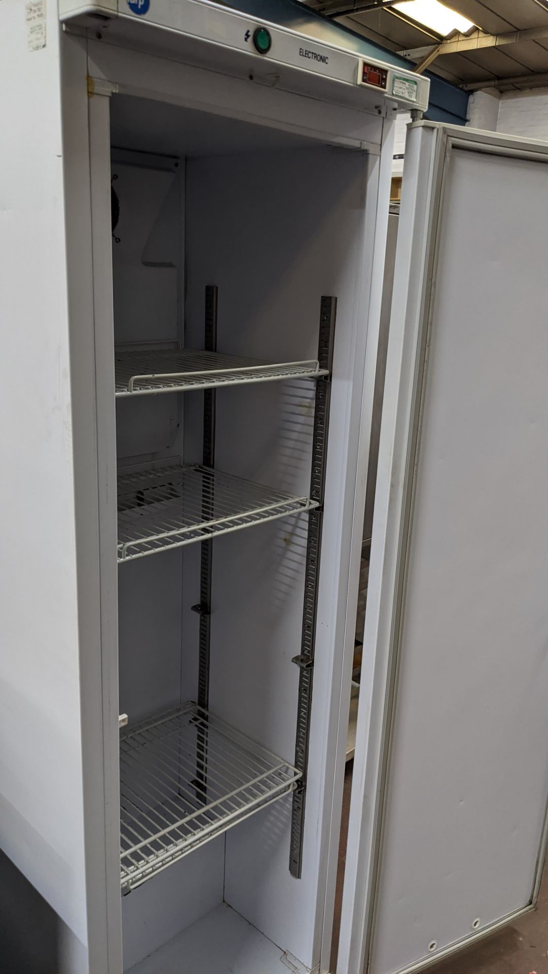 Iarp AB400PV white tall single door fridge - Image 3 of 5