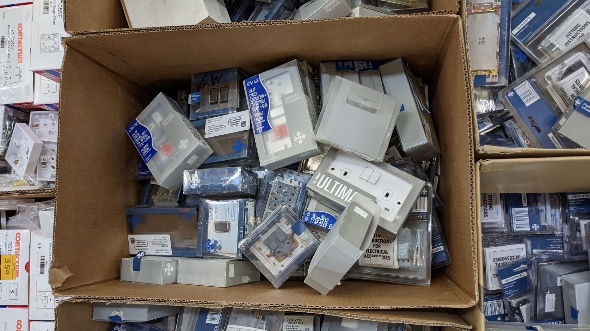 5 boxes of assorted GET flat plate & other sockets, switches & related items - Image 11 of 13