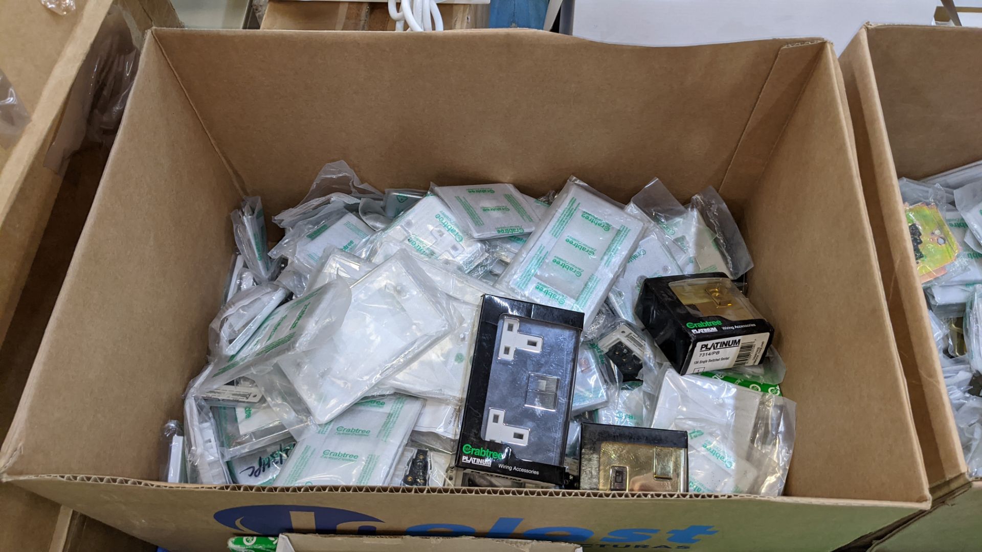 The contents of a pallet of assorted electrical sockets & switches by Crabtree - Image 5 of 9