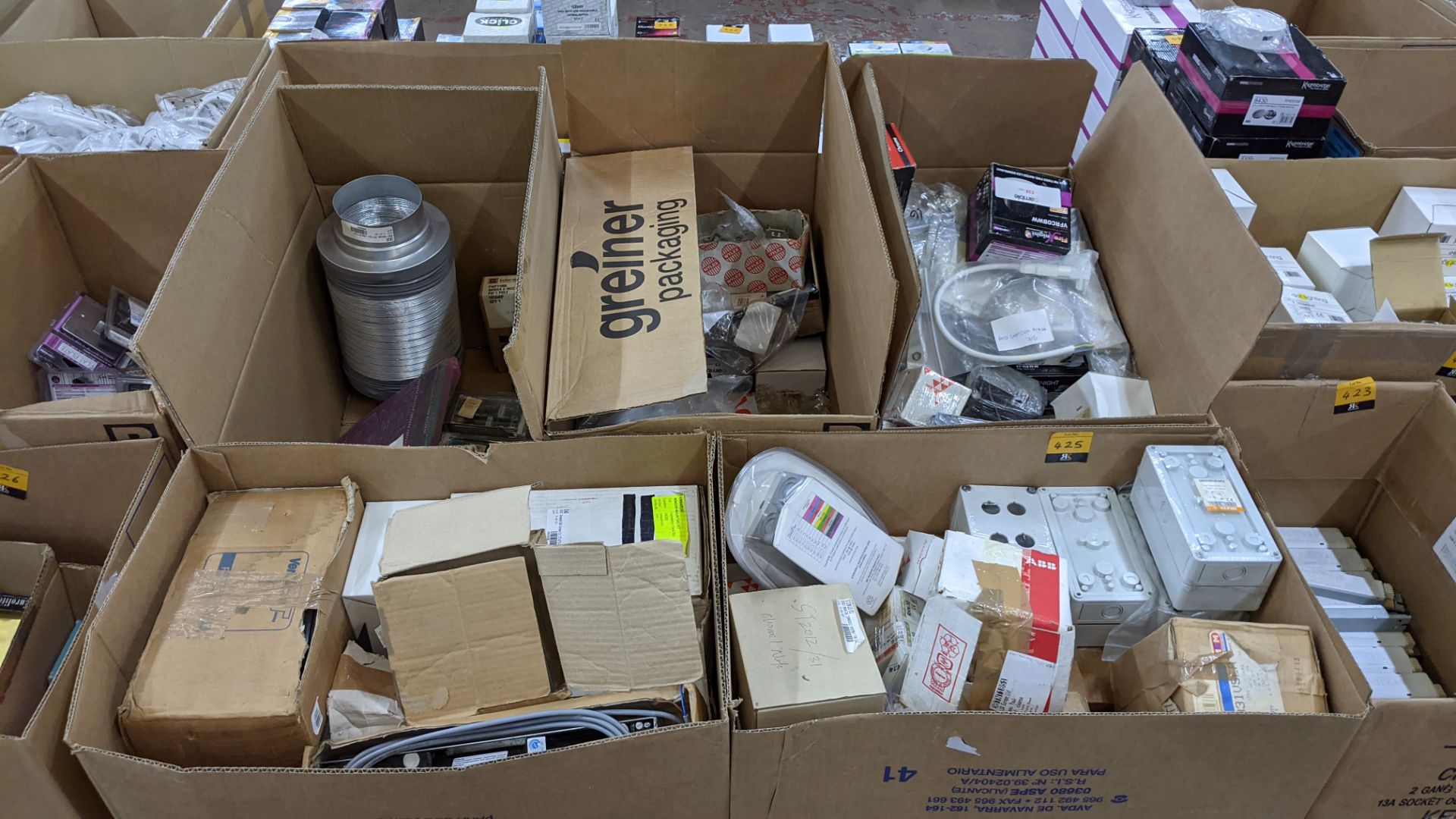 5 boxes of assorted miscellaneous electrical items - the contents of a pallet