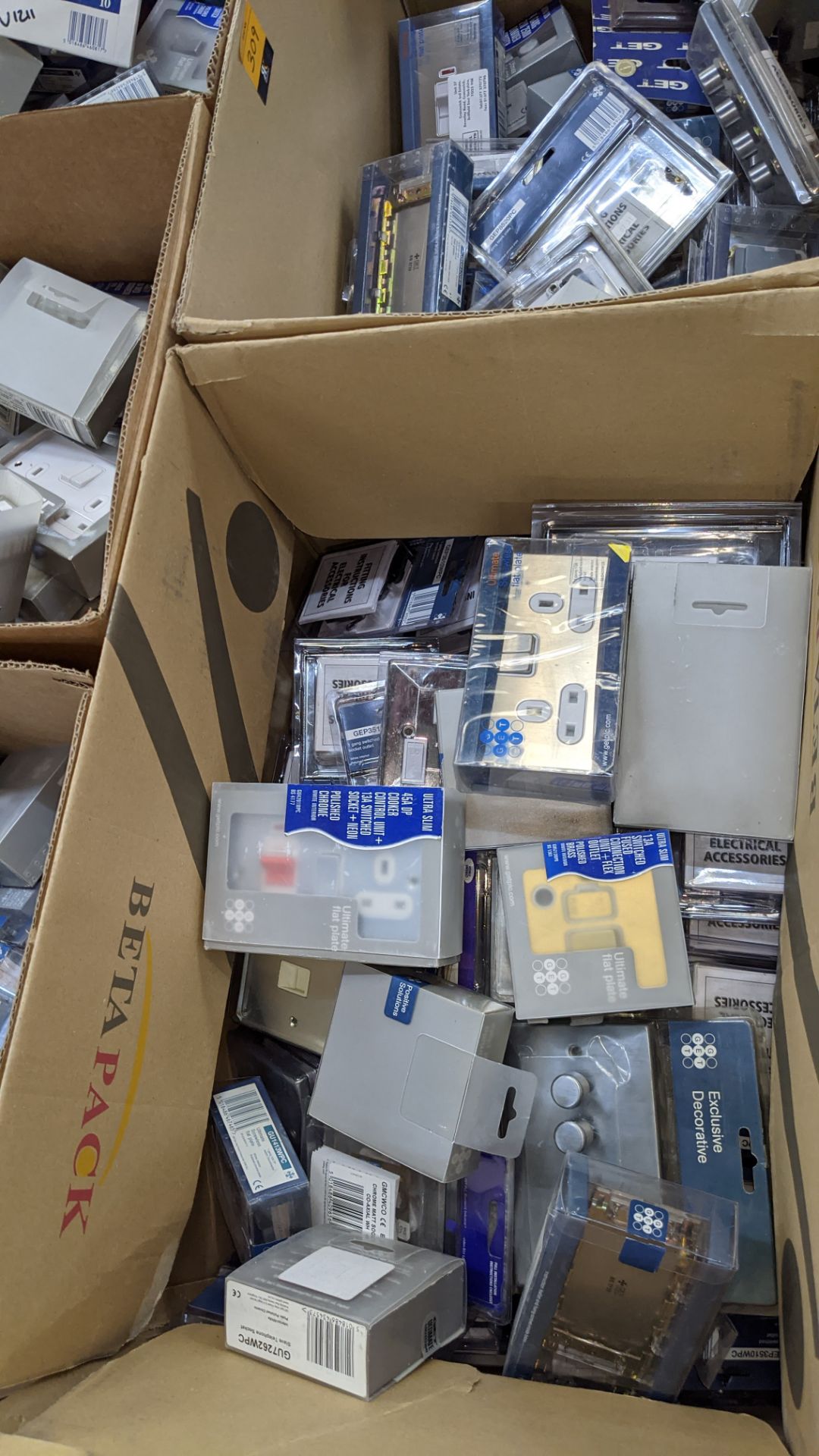 5 boxes of assorted GET flat plate & other sockets, switches & related items - Image 13 of 13