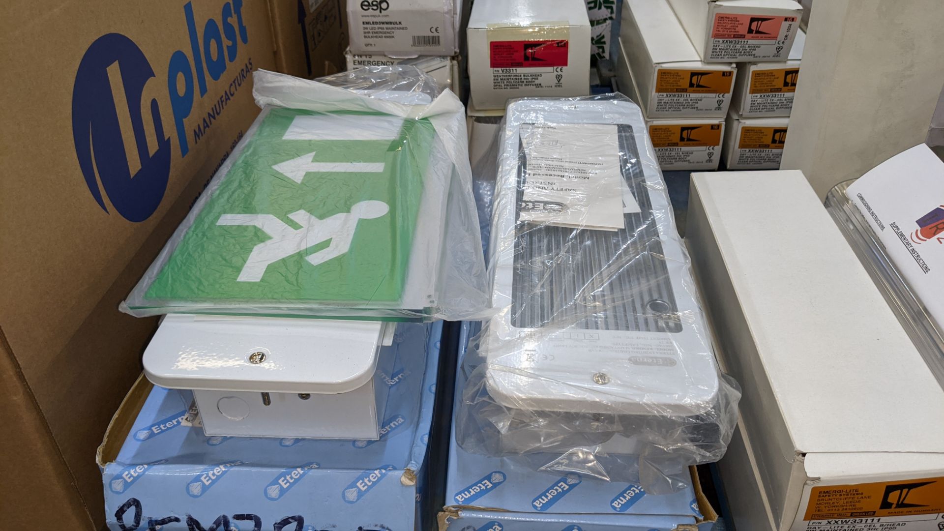 The contents of a pallet of assorted emergency bulkhead & signage lighting units - approximately 29 - Image 5 of 8