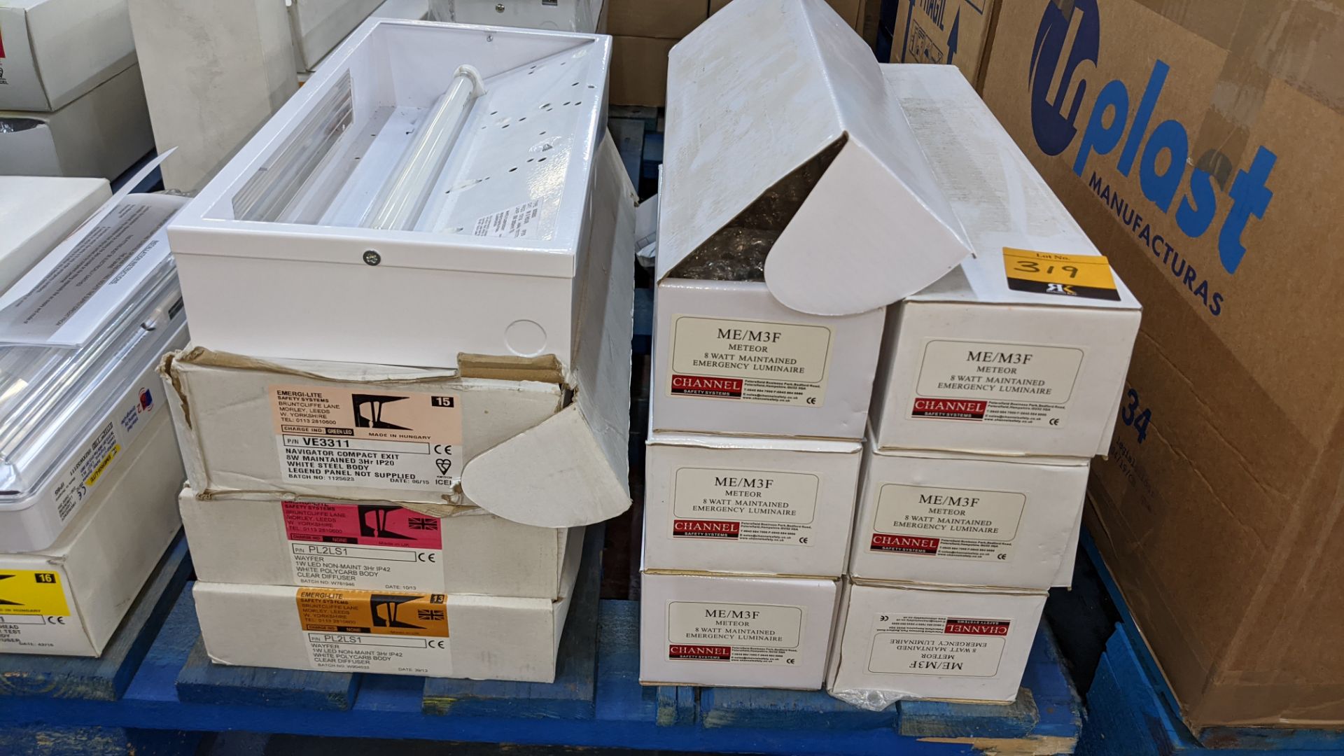 The contents of a pallet of assorted emergency bulkhead & signage lighting units - approximately 29 - Image 3 of 8