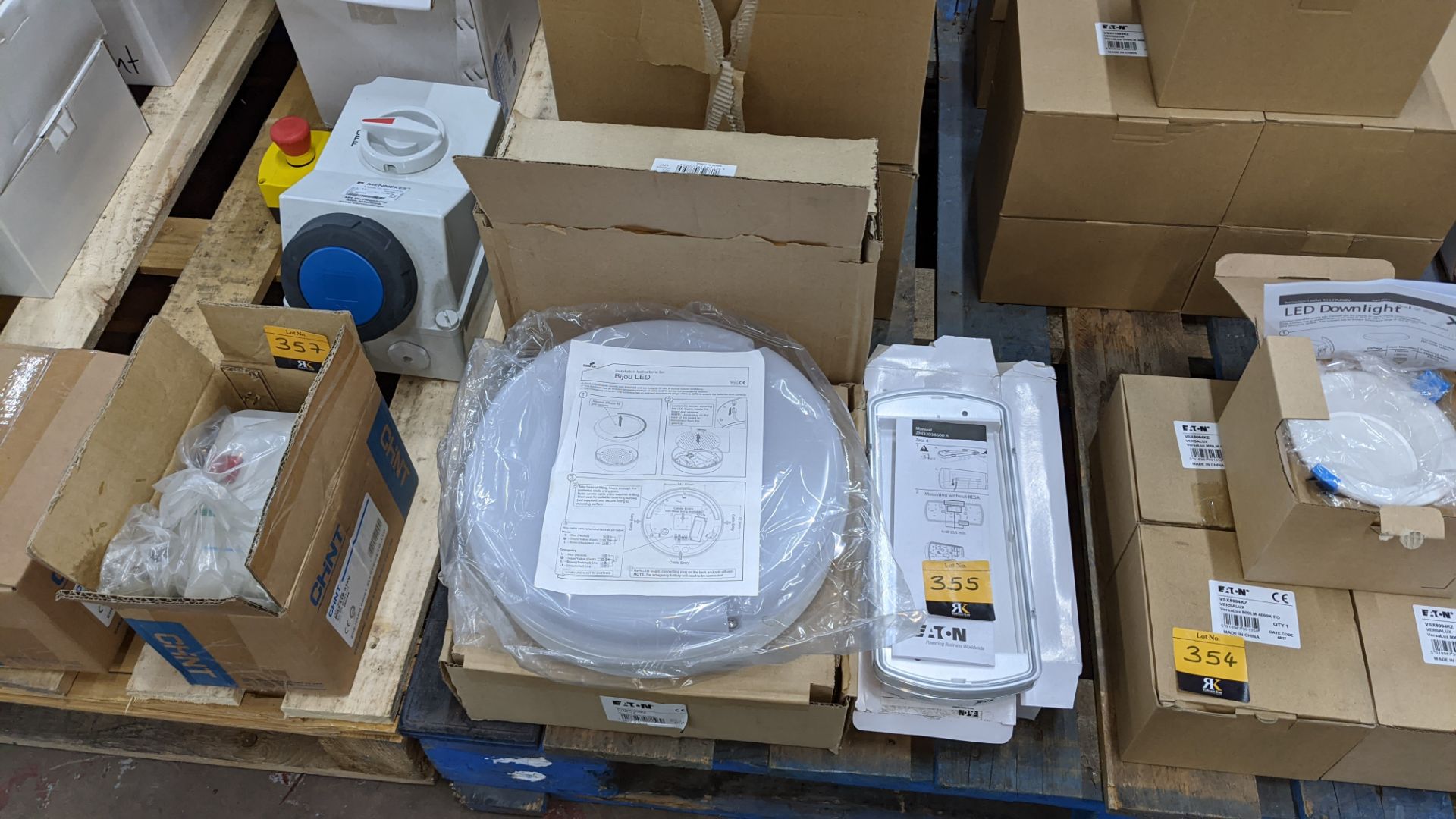 4 off assorted ETN lighting units