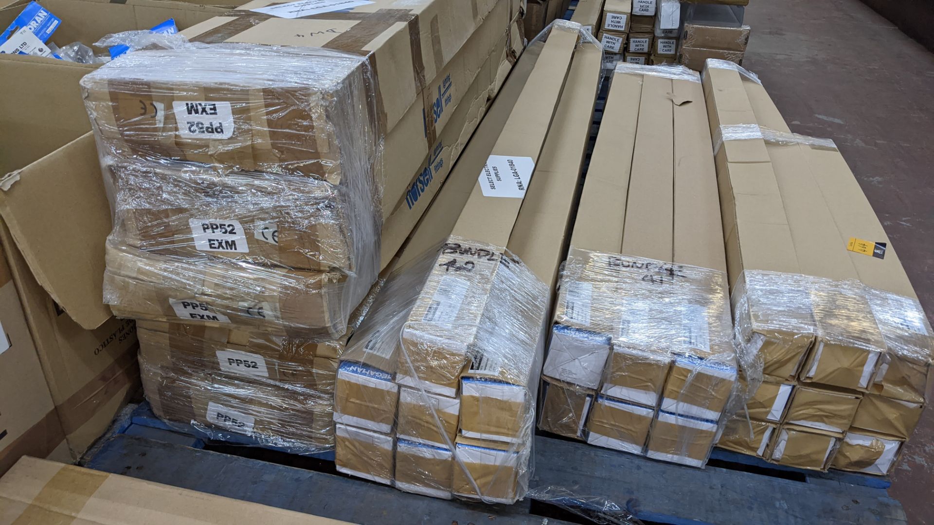 Pallet of assorted integrated waterproof LED battens - Image 6 of 8