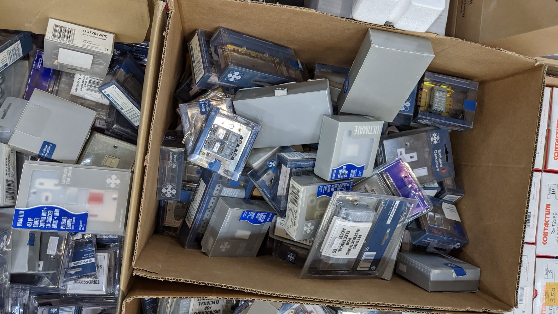 5 boxes of assorted GET flat plate & other sockets, switches & related items - Image 12 of 13