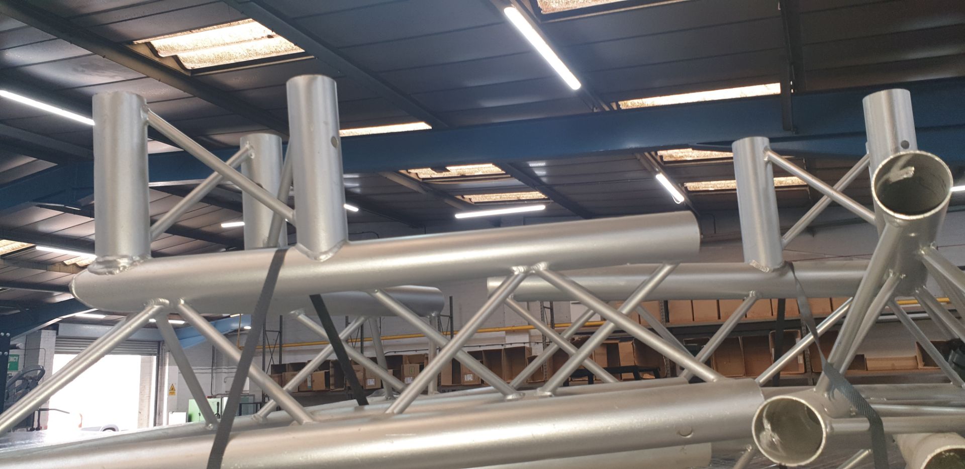 Optikinetics Trilite 200 Series 2" aluminium tube truss system in silver - Image 8 of 9