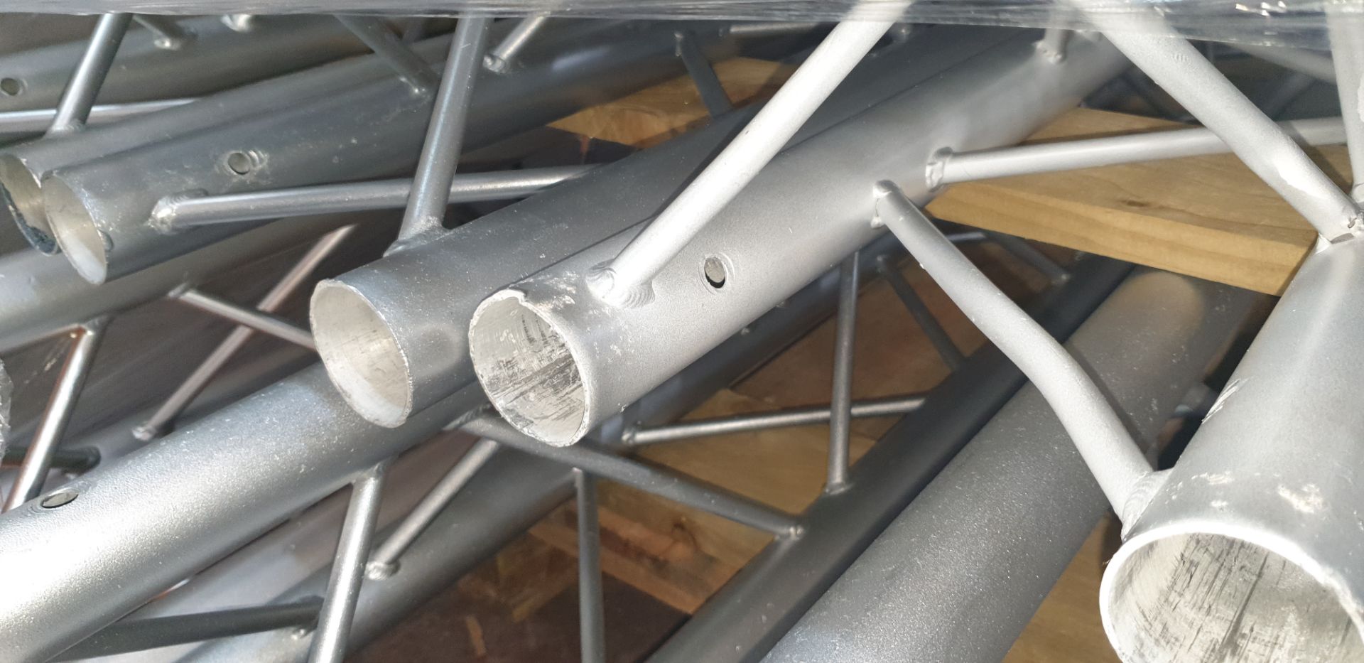 Optikinetics Trilite 200 Series 2" aluminium tube truss system in silver - Image 5 of 9