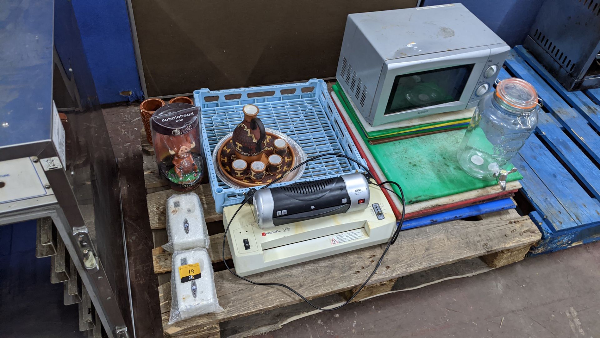 The contents of a pallet of assorted catering & other items including a microwave oven