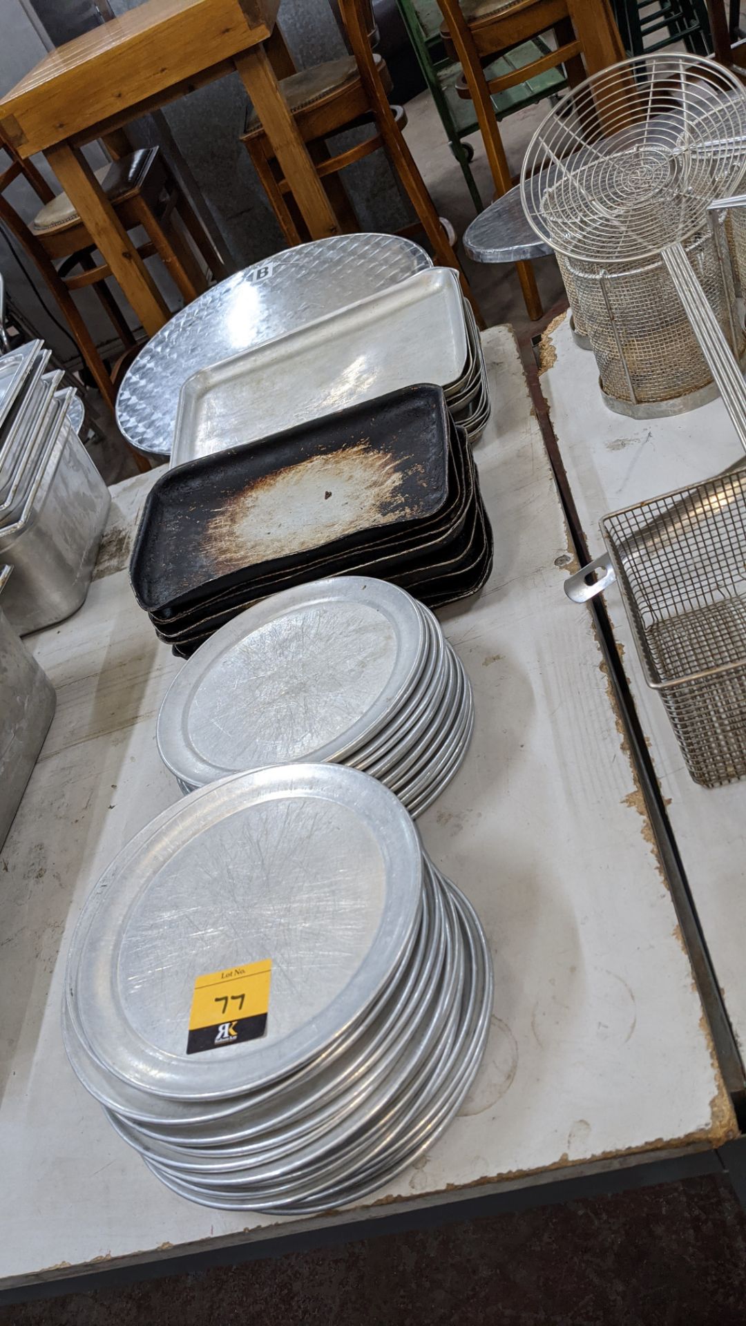 Row of assorted round & rectangular metal trays - Image 3 of 3