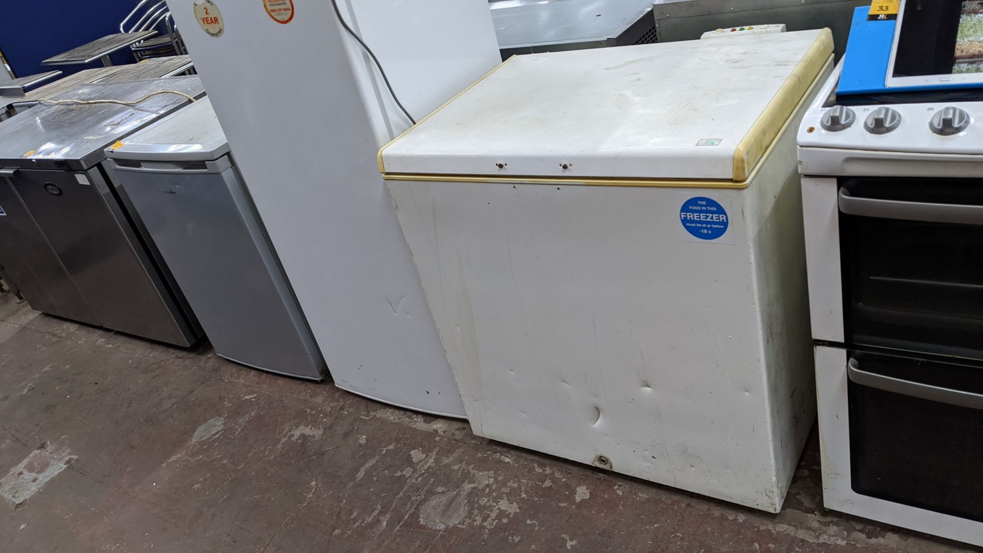 White Knight L240H freestanding larder fridge plus small chest freezer circa 800mm wide - Image 2 of 10