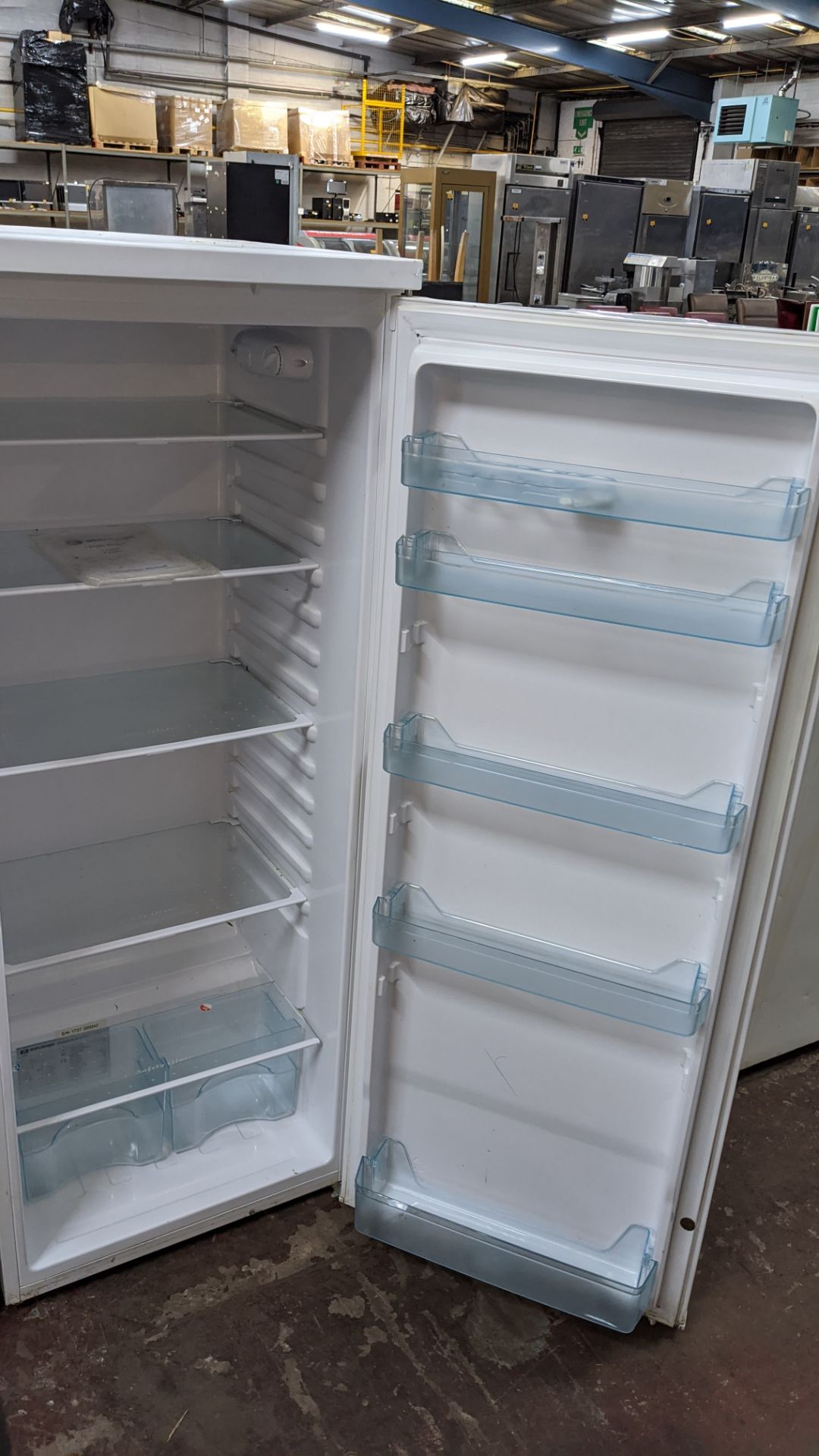 White Knight L240H freestanding larder fridge plus small chest freezer circa 800mm wide - Image 10 of 10