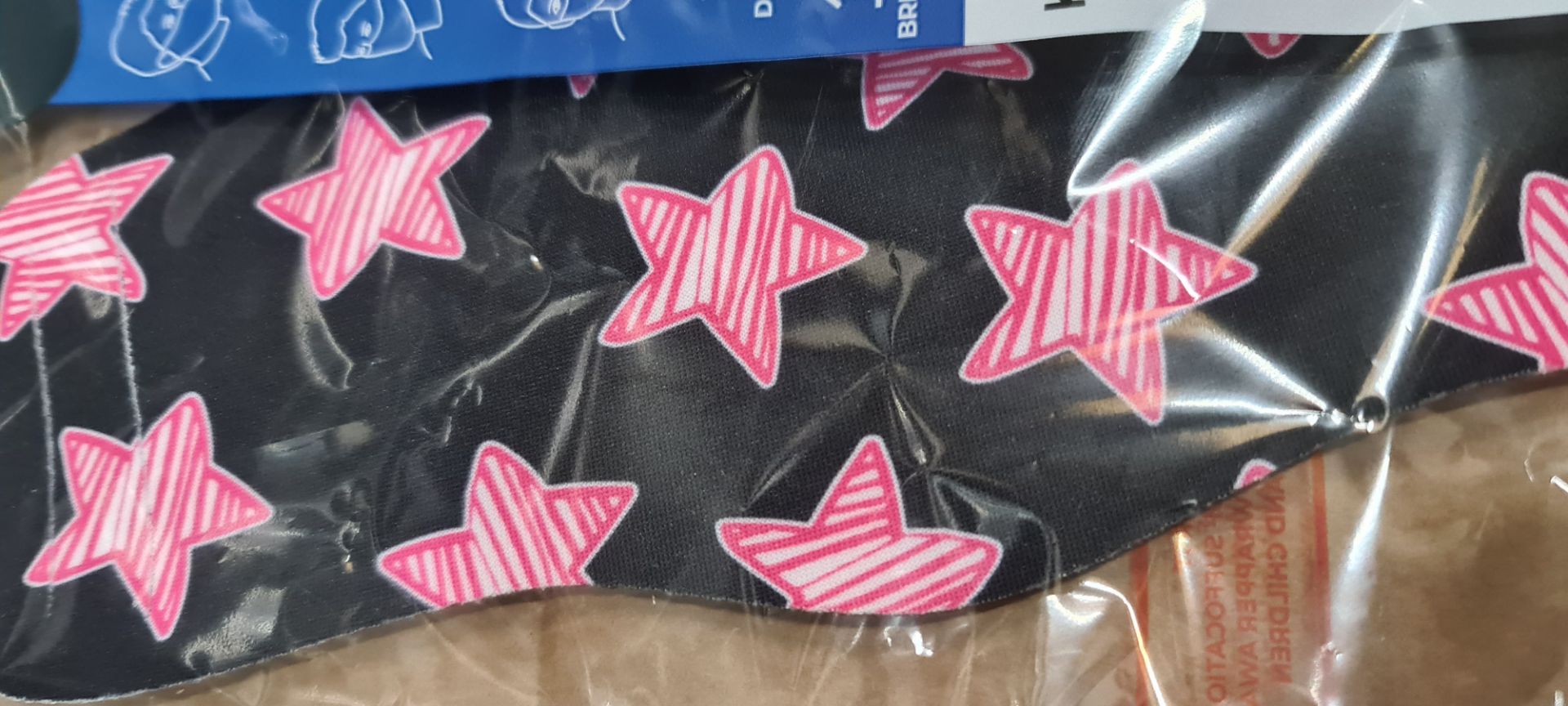 100 off kid's masks, individually packaged, in black with pink stars - Image 2 of 7
