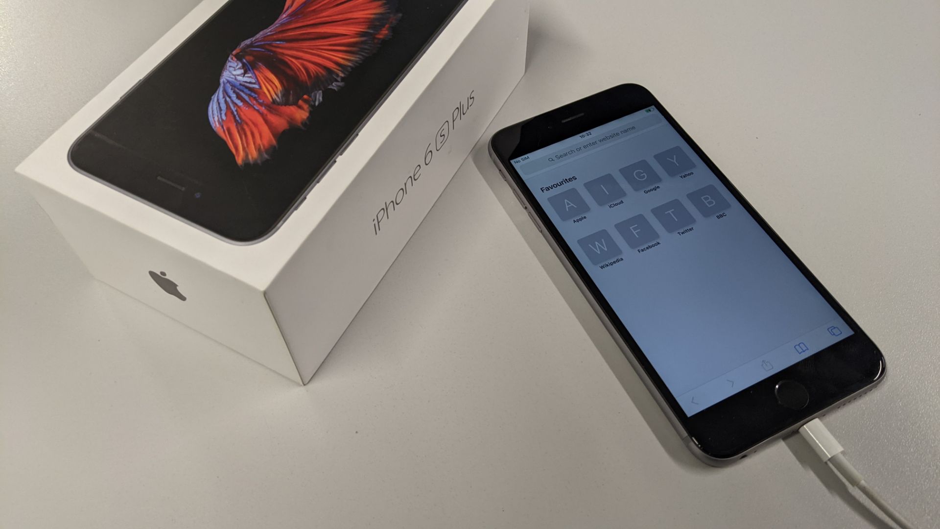 Apple iPhone 6s Plus (32 Gb) in space grey - Image 4 of 38