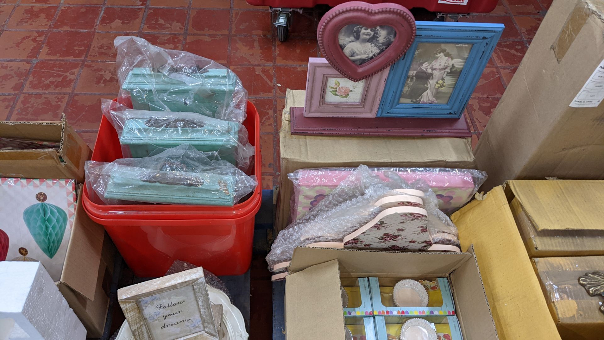 The contents of a pallet of assorted giftware games & novelties including mini games, household item - Image 8 of 10