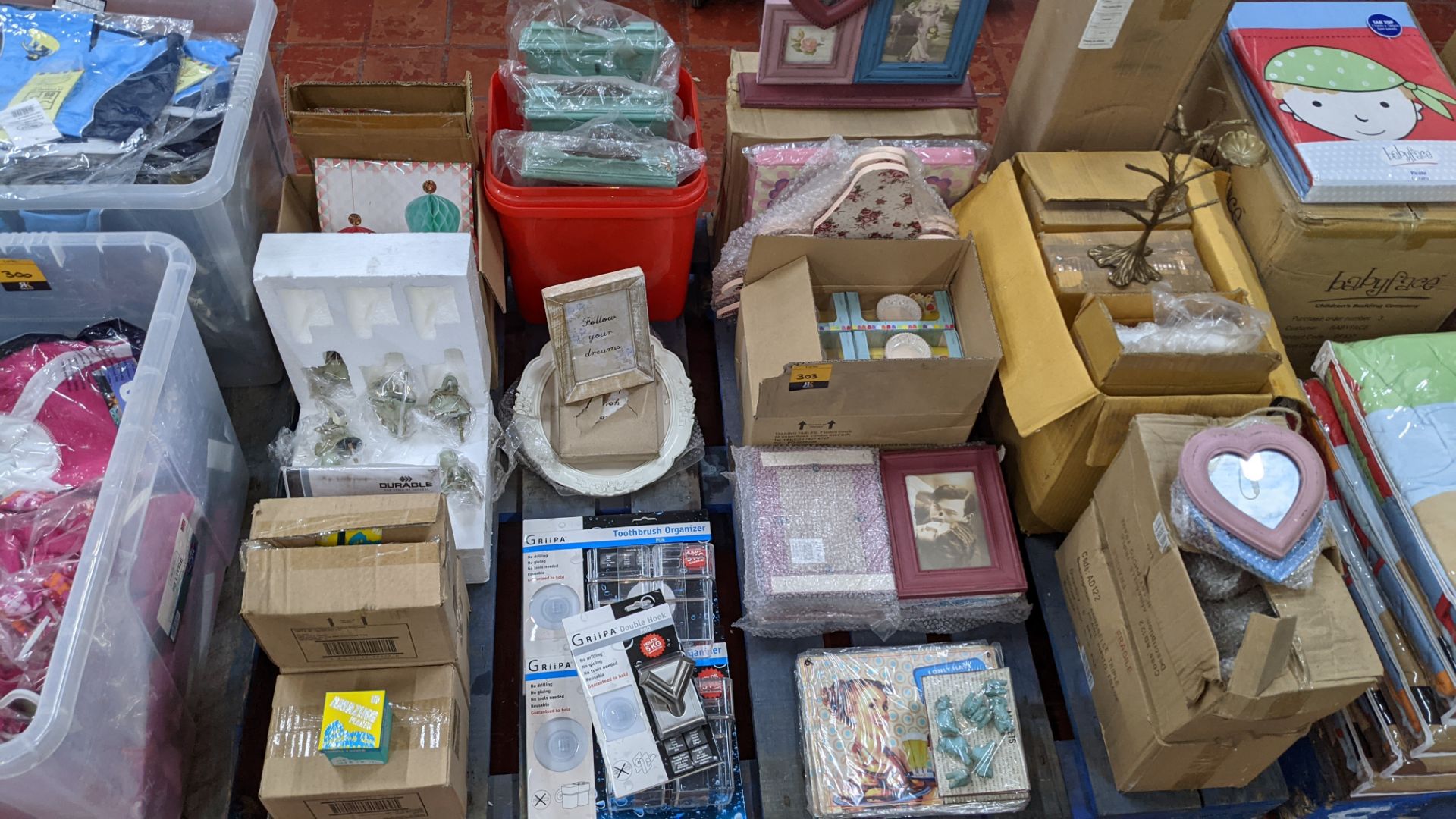 The contents of a pallet of assorted giftware games & novelties including mini games, household item