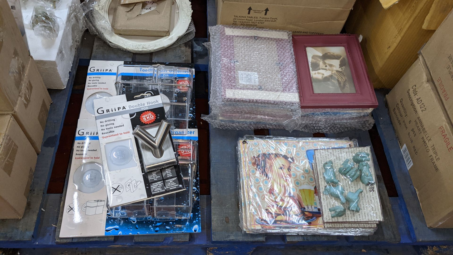 The contents of a pallet of assorted giftware games & novelties including mini games, household item - Image 6 of 10