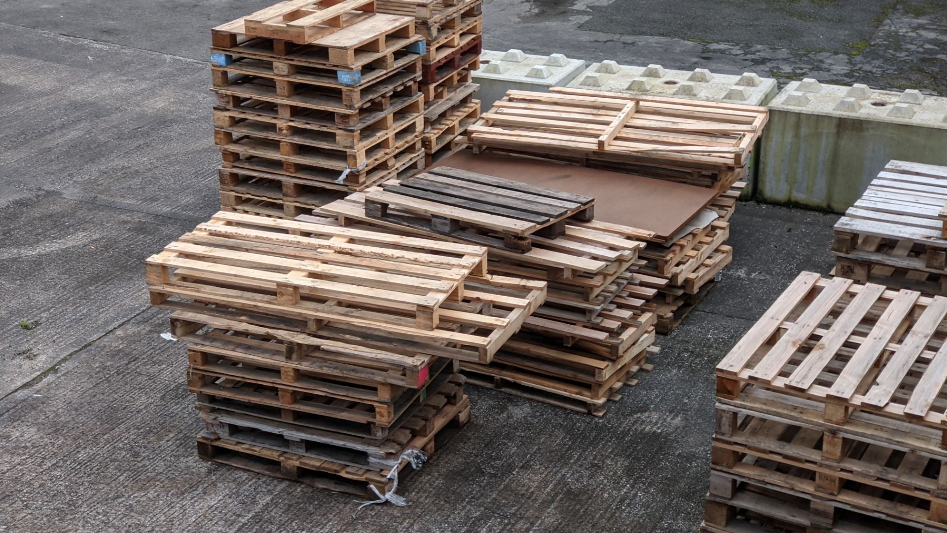 11 stacks of pallets, including regular size, euros, odd sizes and damaged. Approx 9-10 pallets per - Image 6 of 9