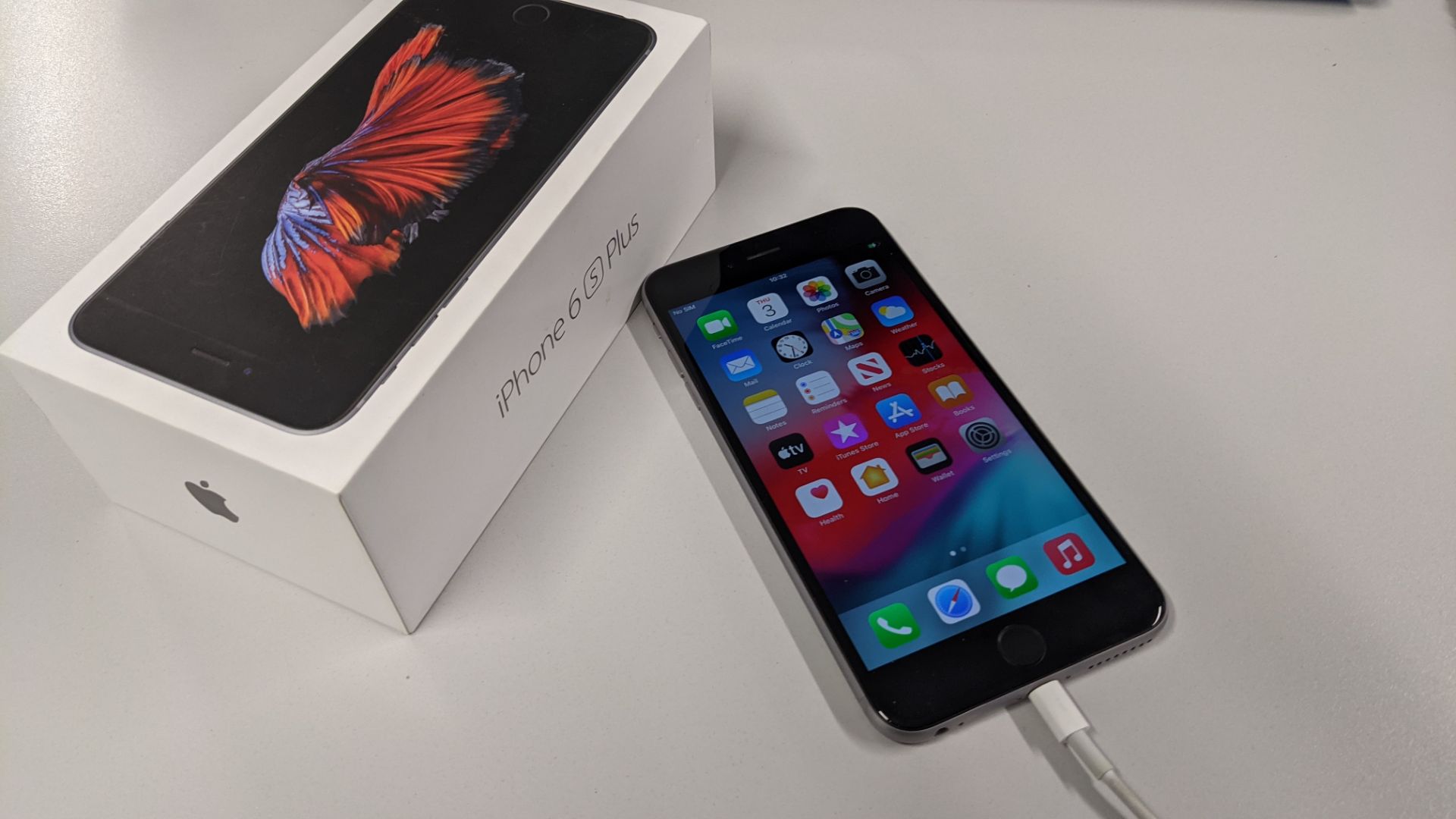 Apple iPhone 6s Plus (32 Gb) in space grey - Image 2 of 38