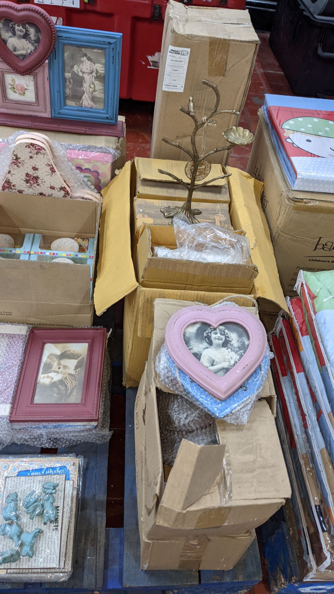 The contents of a pallet of assorted giftware games & novelties including mini games, household item - Image 10 of 10