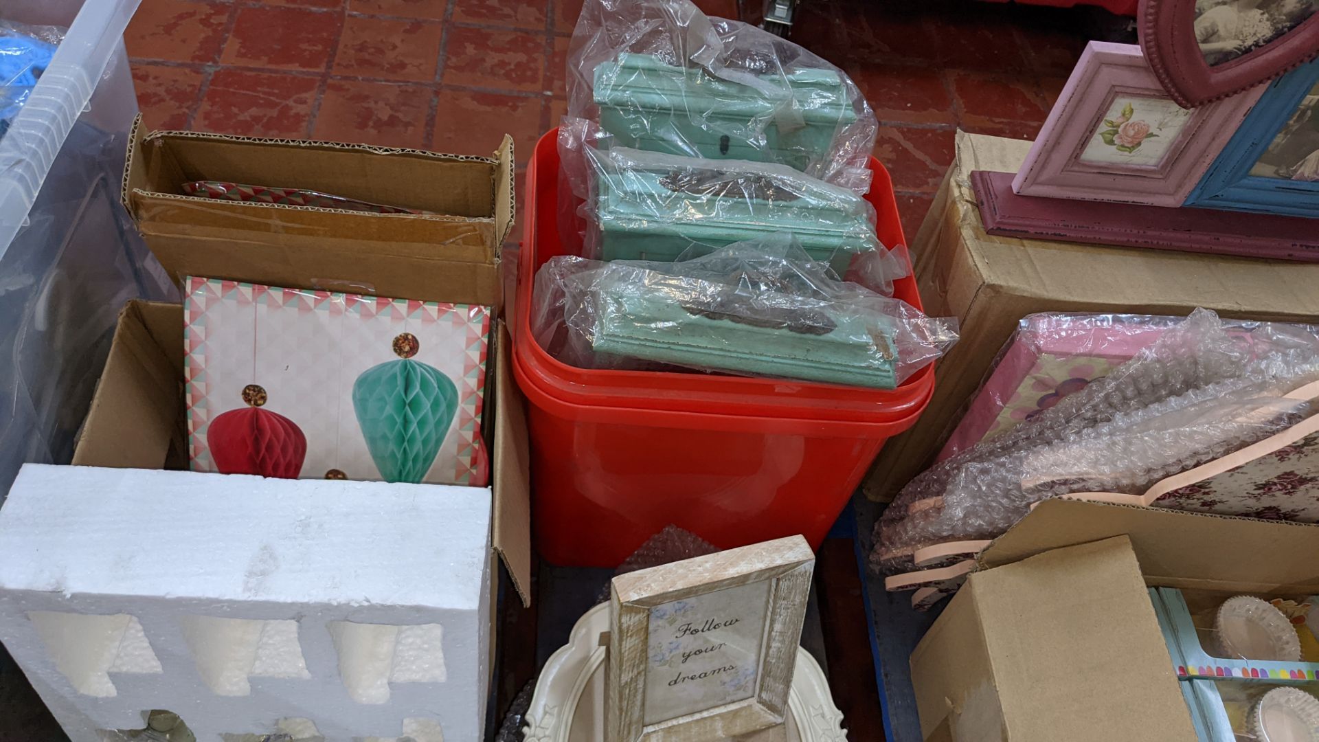 The contents of a pallet of assorted giftware games & novelties including mini games, household item - Image 5 of 10