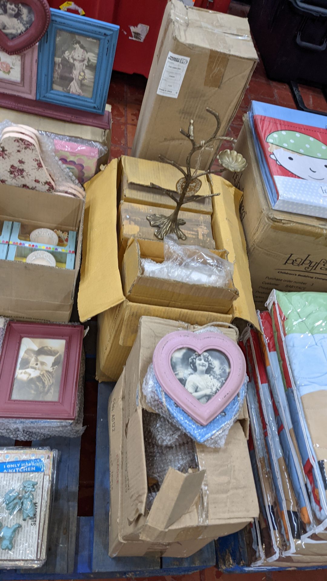 The contents of a pallet of assorted giftware games & novelties including mini games, household item - Image 9 of 10