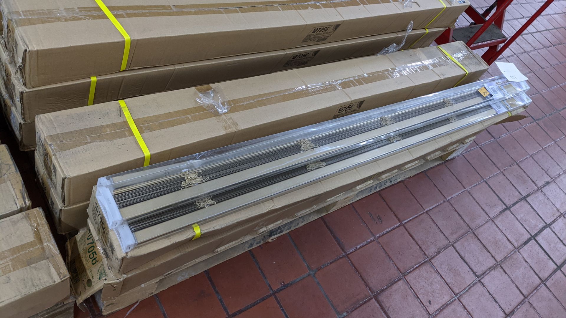 27 off aluminium Venetian blinds in gold colour, 165cm width, 152cm drop - Image 3 of 6