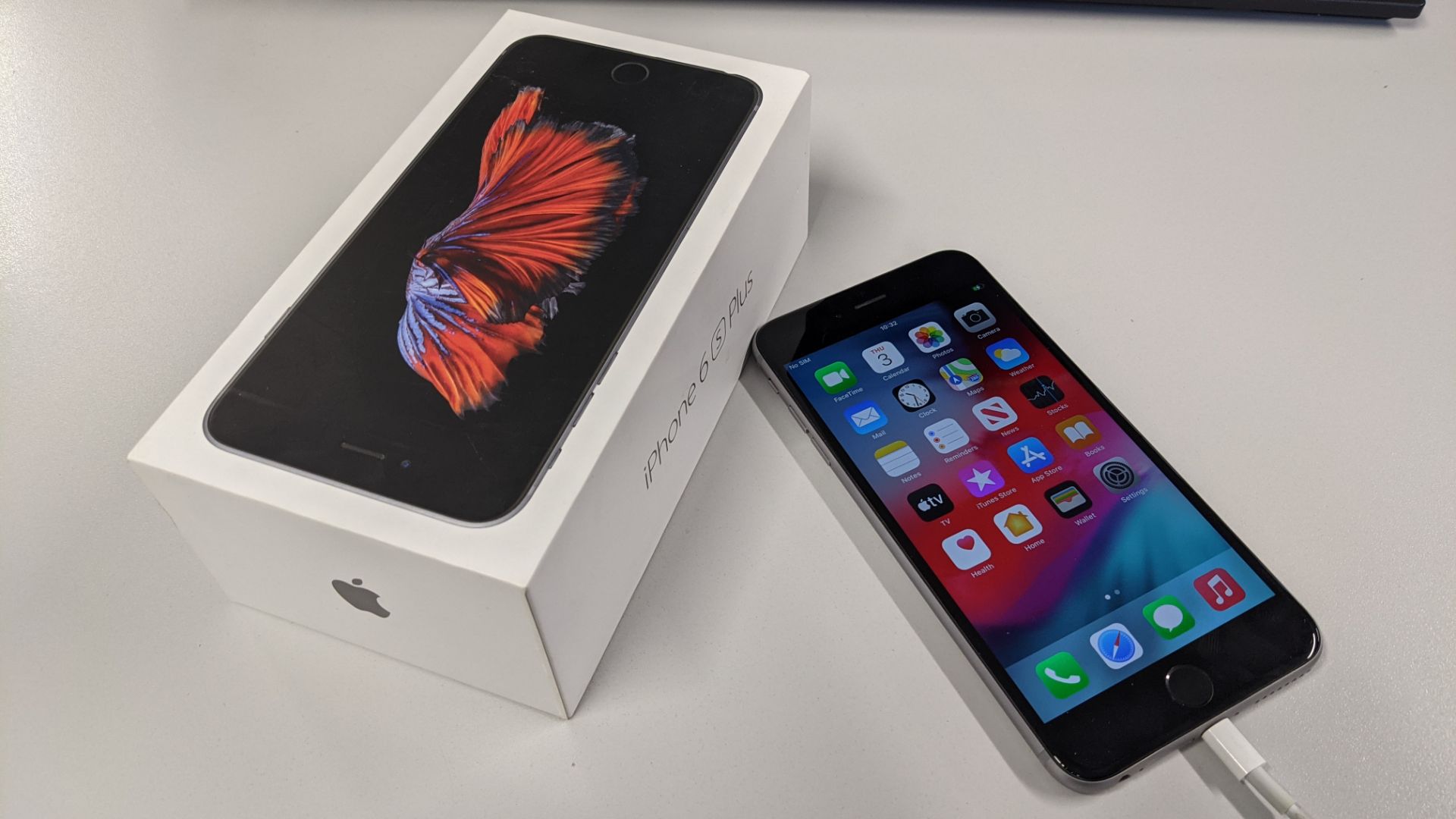 Apple iPhone 6s Plus (32 Gb) in space grey - Image 3 of 38