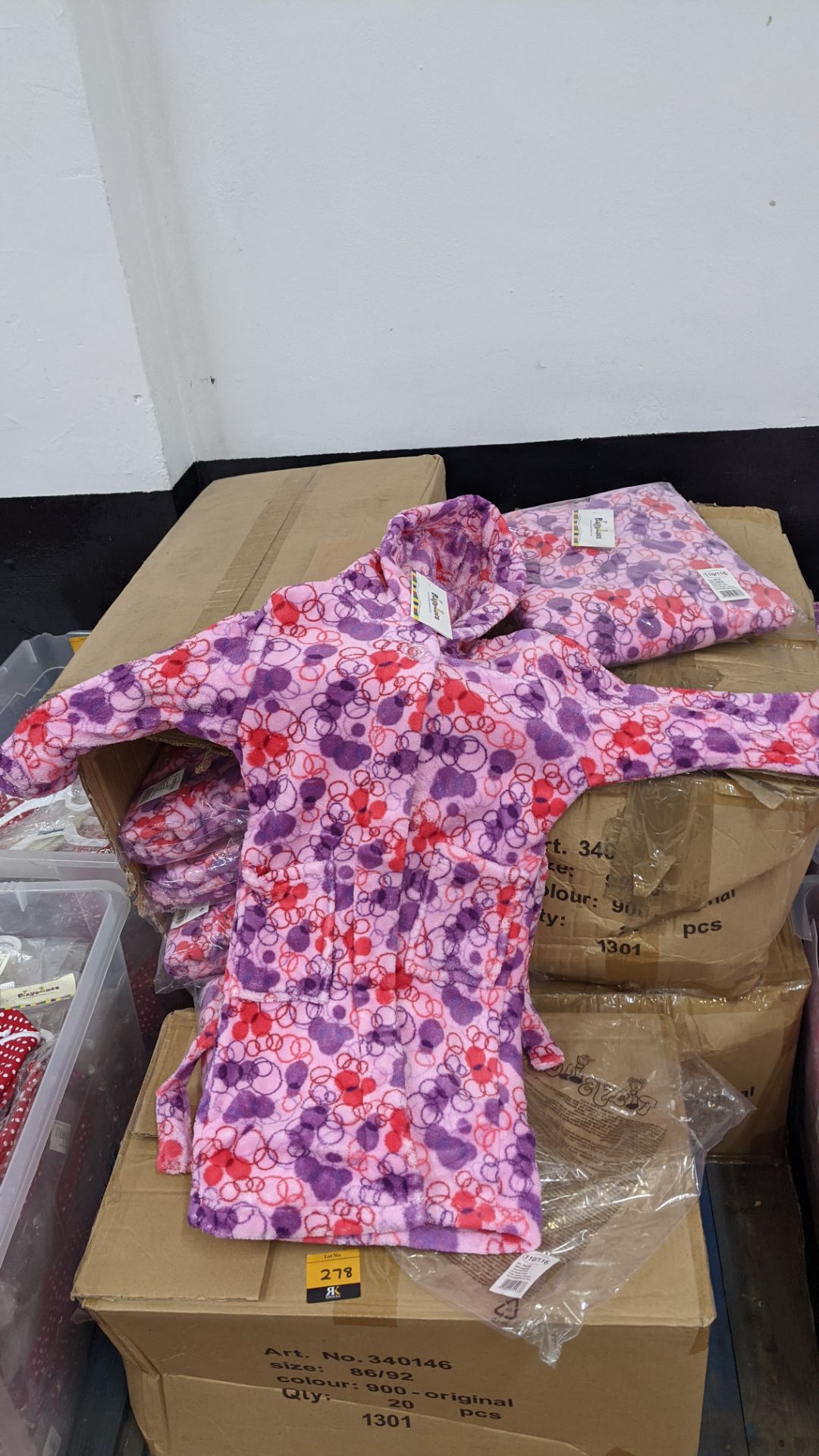 Approx. 100 off Playshoes children's pink patterned dressing gowns in assorted sizes - Image 3 of 8