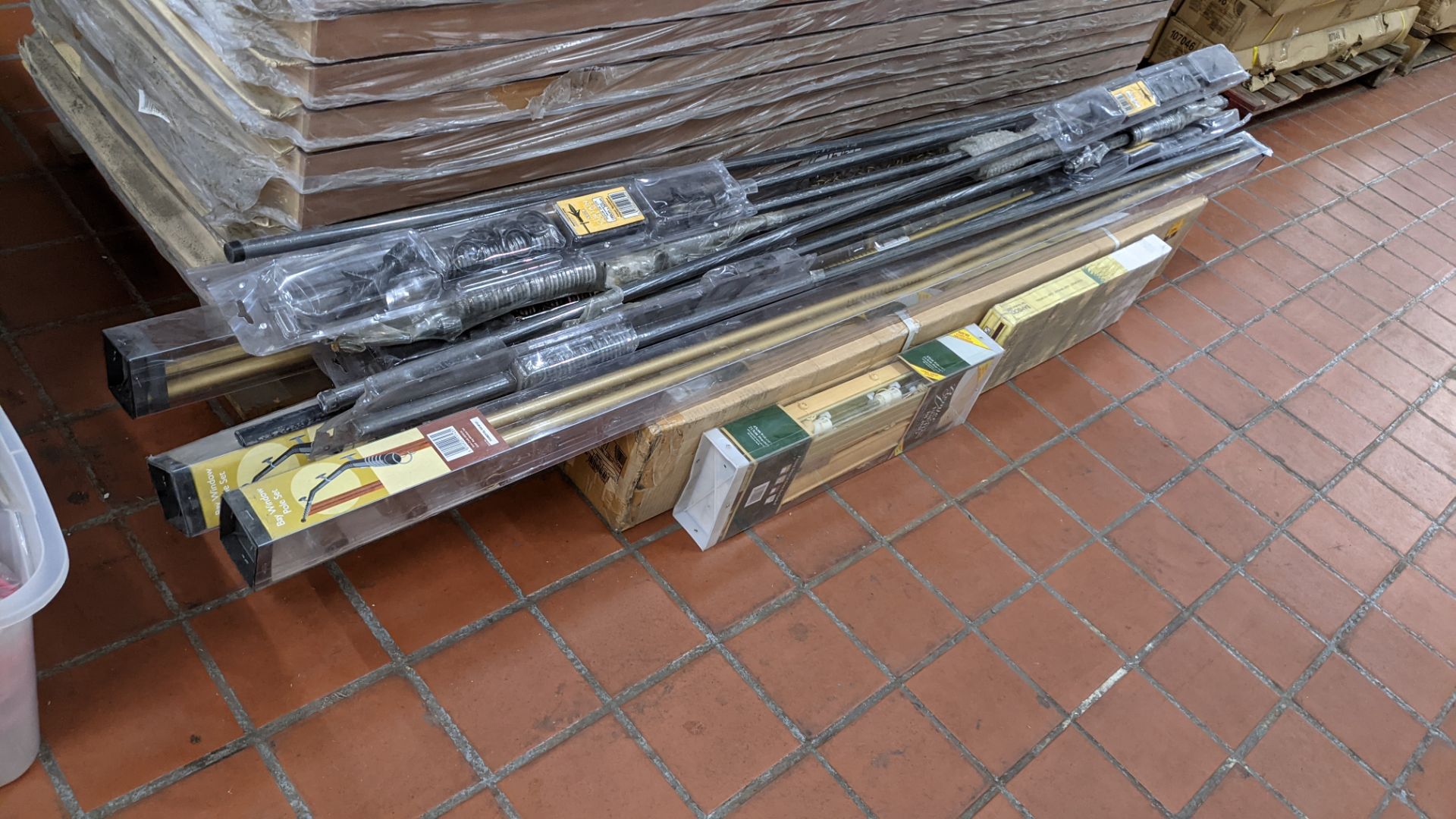 Approx. 16 off assorted curtain poles, curtain rails, Venetian blinds & similar - Image 2 of 6