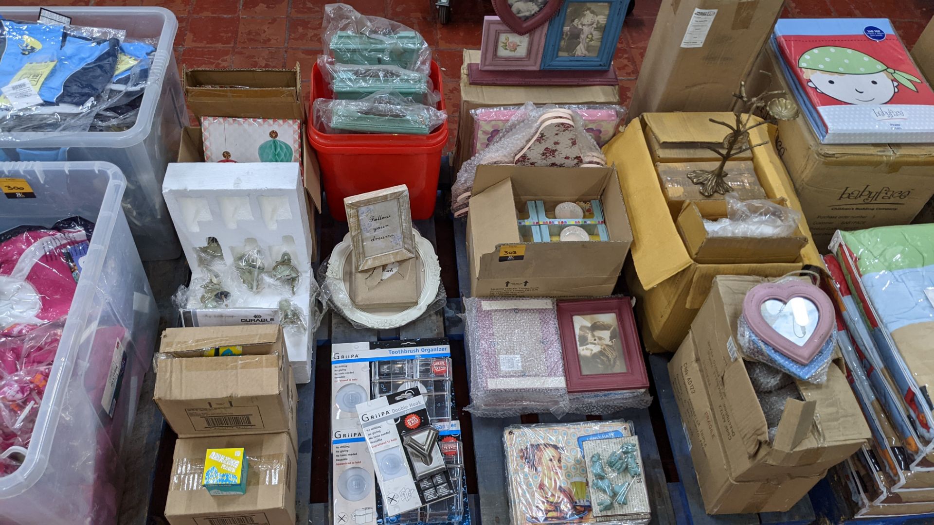 The contents of a pallet of assorted giftware games & novelties including mini games, household item - Image 2 of 10