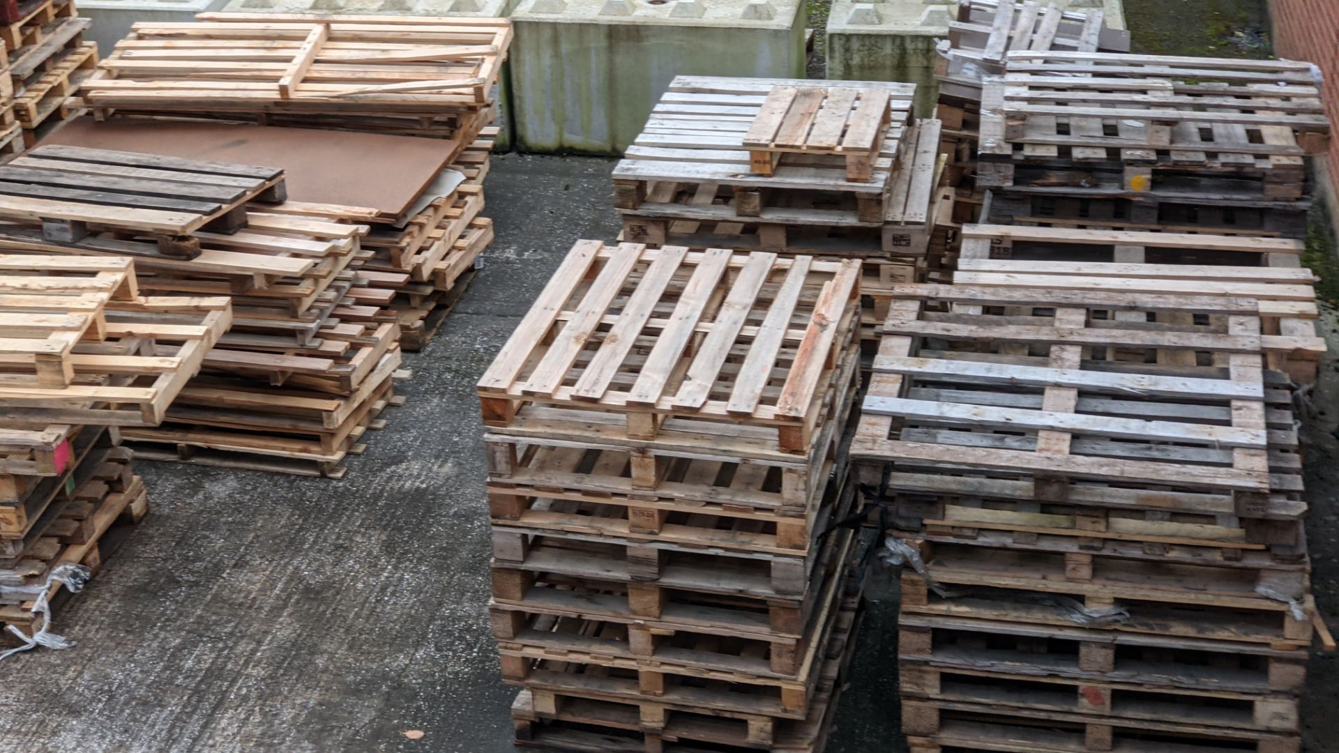 11 stacks of pallets, including regular size, euros, odd sizes and damaged. Approx 9-10 pallets per - Image 5 of 9