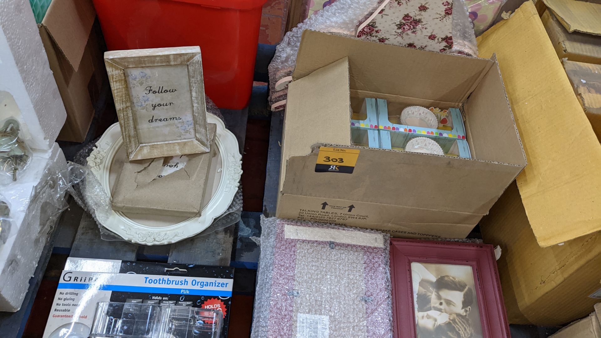 The contents of a pallet of assorted giftware games & novelties including mini games, household item - Image 7 of 10