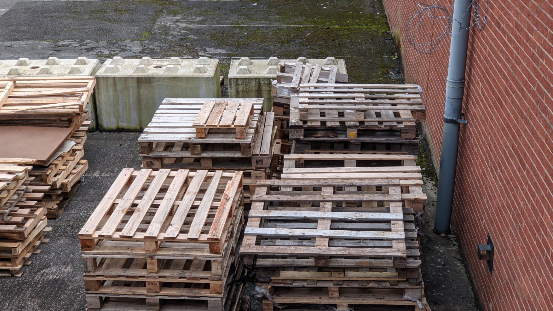 11 stacks of pallets, including regular size, euros, odd sizes and damaged. Approx 9-10 pallets per - Image 3 of 9