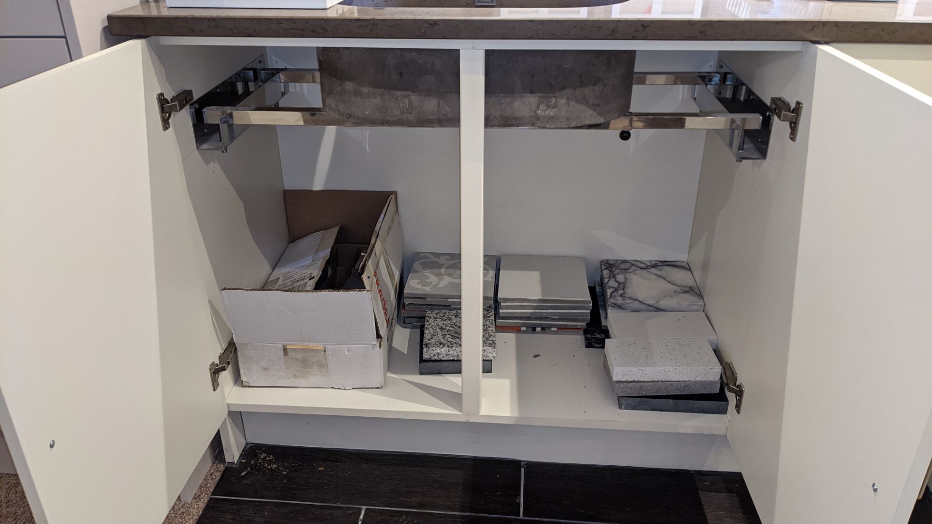 L-shaped kitchen arrangement comprising base cupboards, Silestone counter within integrated basin pl - Image 10 of 18