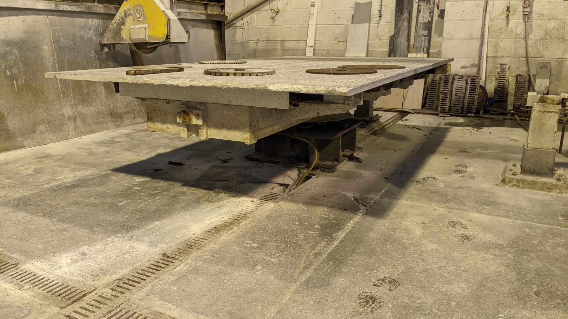 1999 Marmo Gravellona Eura 35 bridge saw with laser line, serial no. 617. Includes controller, quant - Image 18 of 18