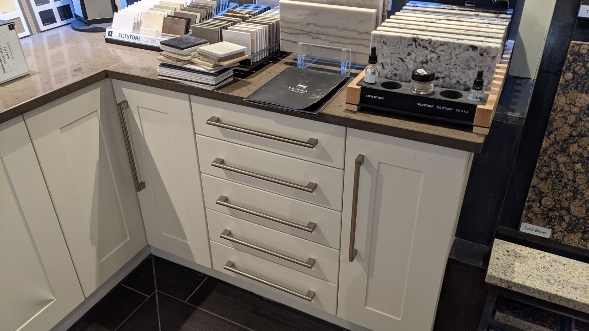 L-shaped kitchen arrangement comprising base cupboards, Silestone counter within integrated basin pl - Image 4 of 18