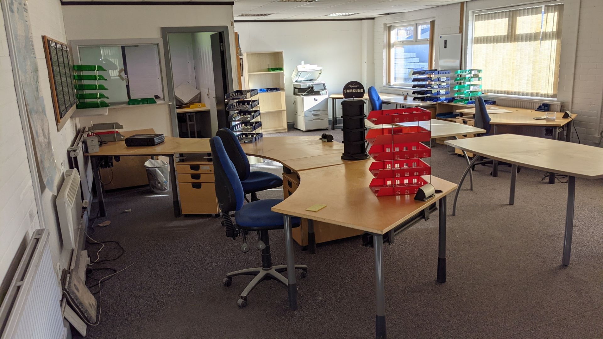 The furniture contents of a large open plan office. This lot effectively comprises all freestanding - Image 16 of 20