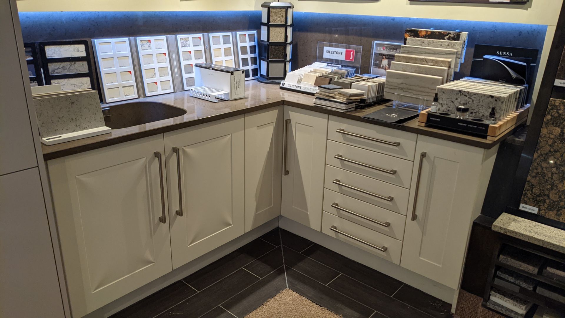 L-shaped kitchen arrangement comprising base cupboards, Silestone counter within integrated basin pl - Image 2 of 18