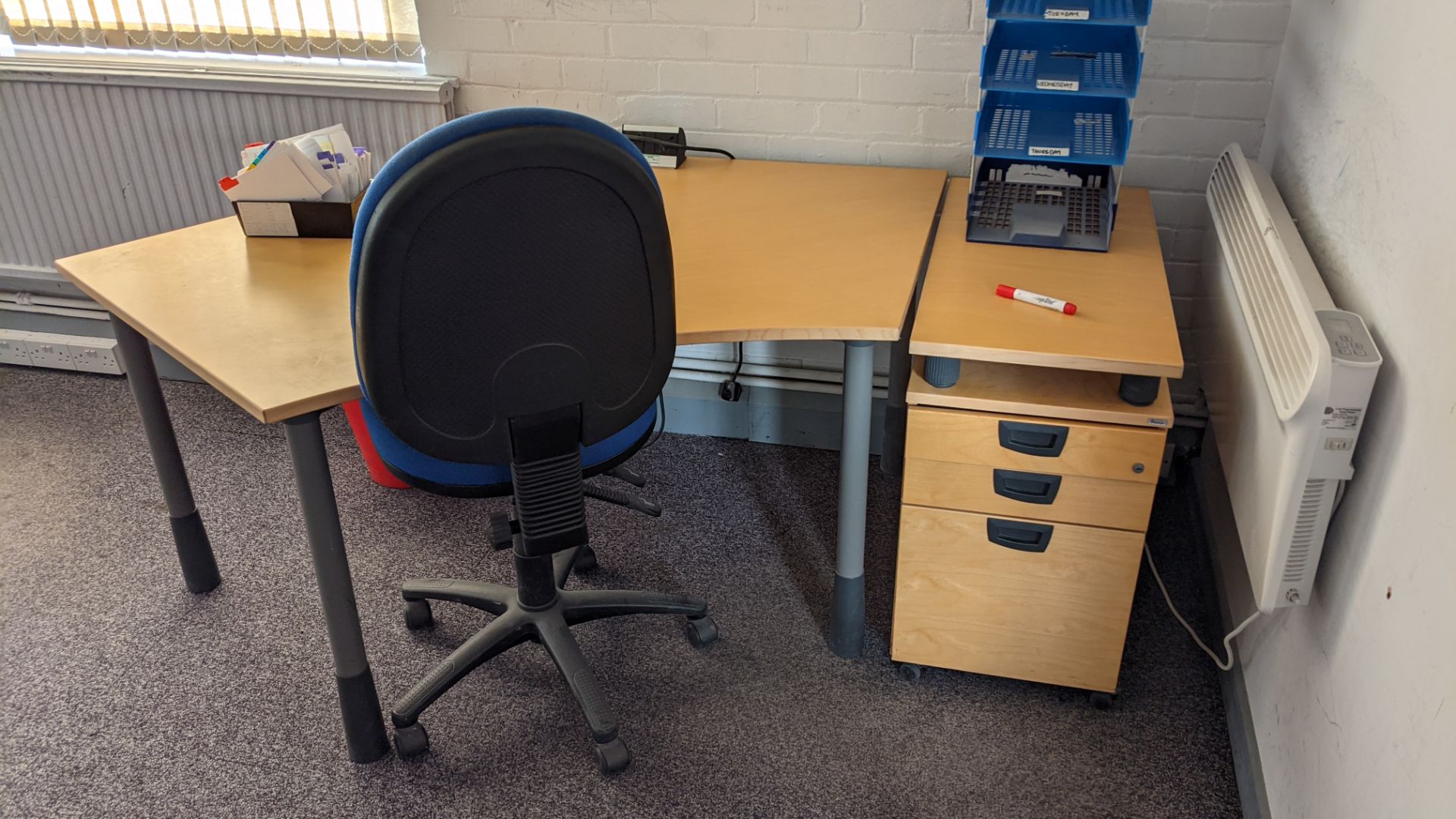 The furniture contents of a large open plan office. This lot effectively comprises all freestanding - Image 12 of 20