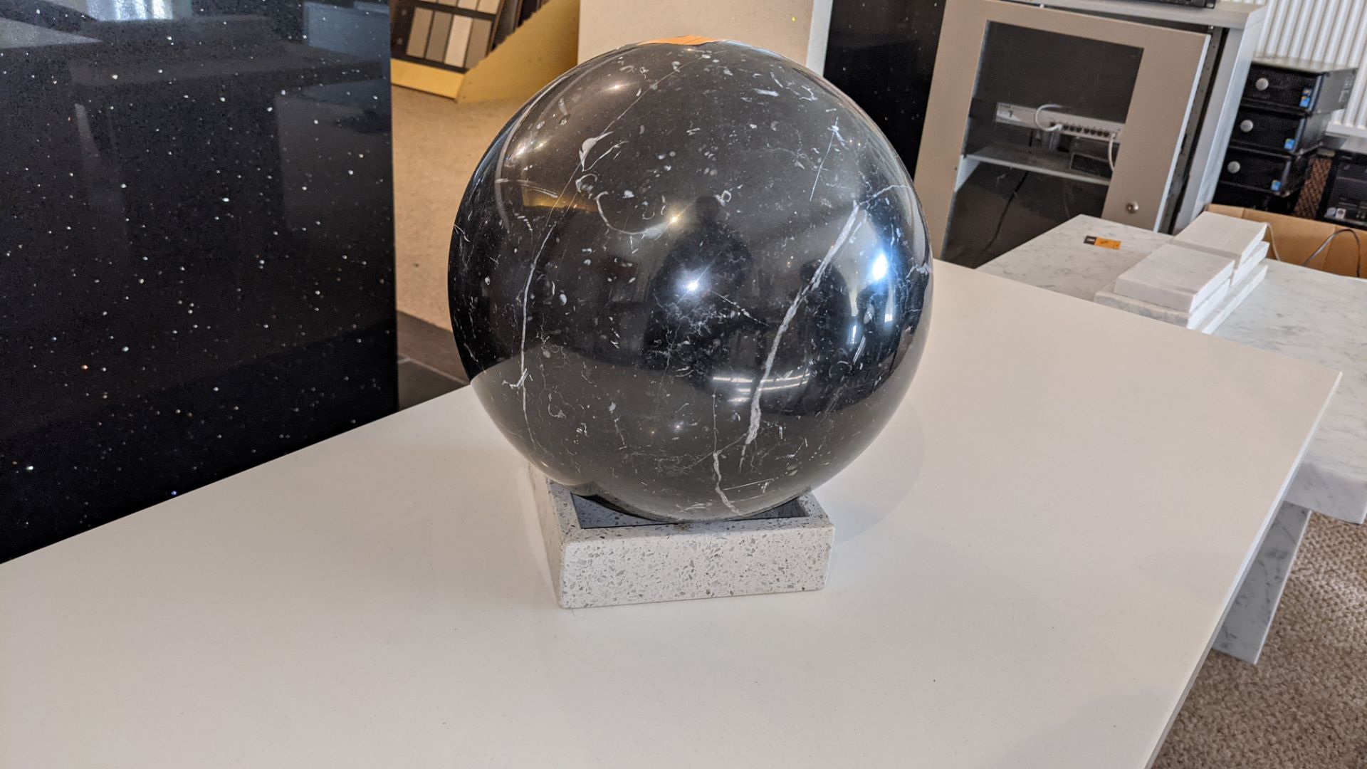 Granite spherical ball on square base. Diameter of ball/sphere very approx. 240mm - Image 5 of 5