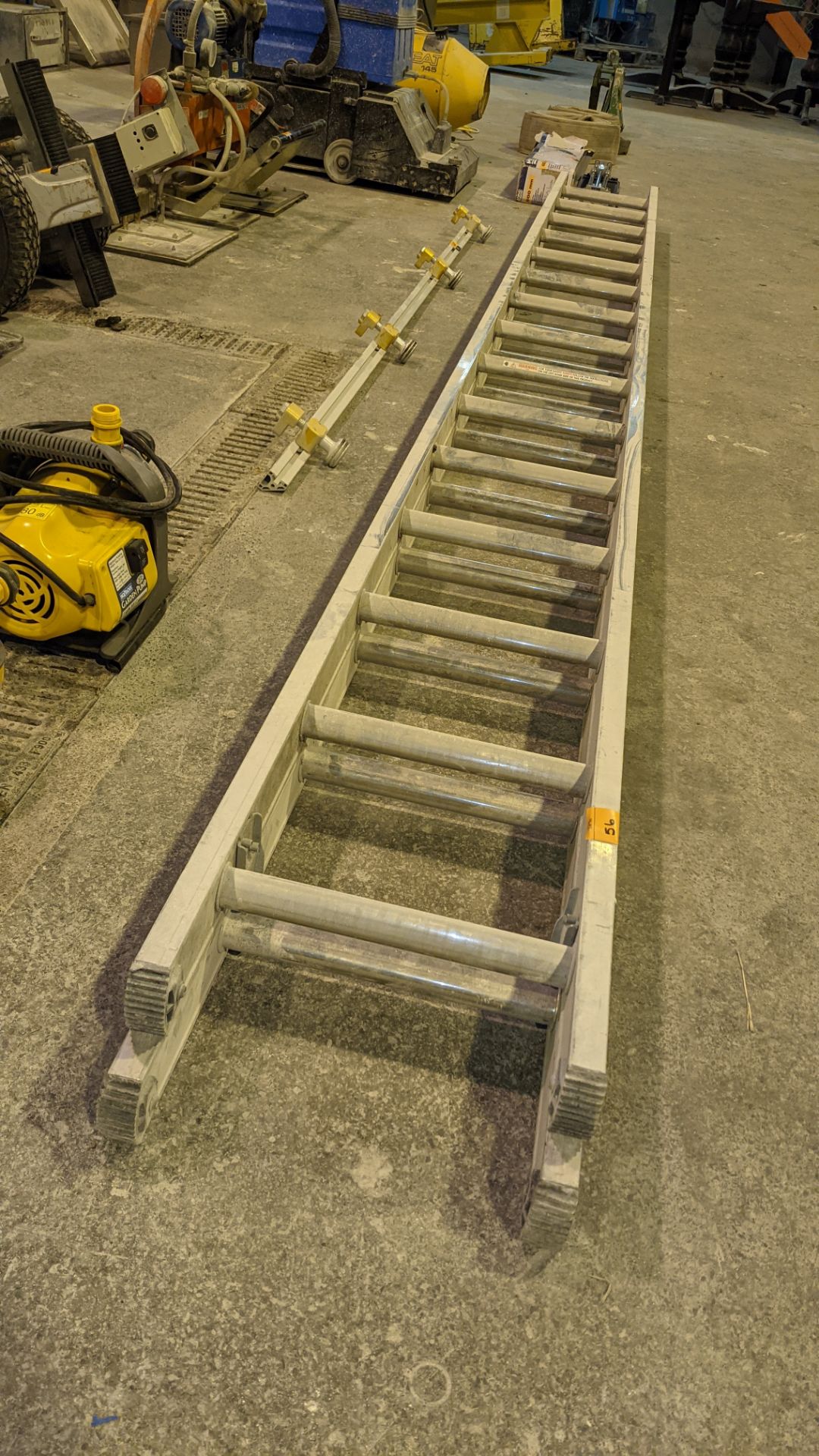 Set of double rung ladders, length of each rung being approx. 4120mm - Image 4 of 8