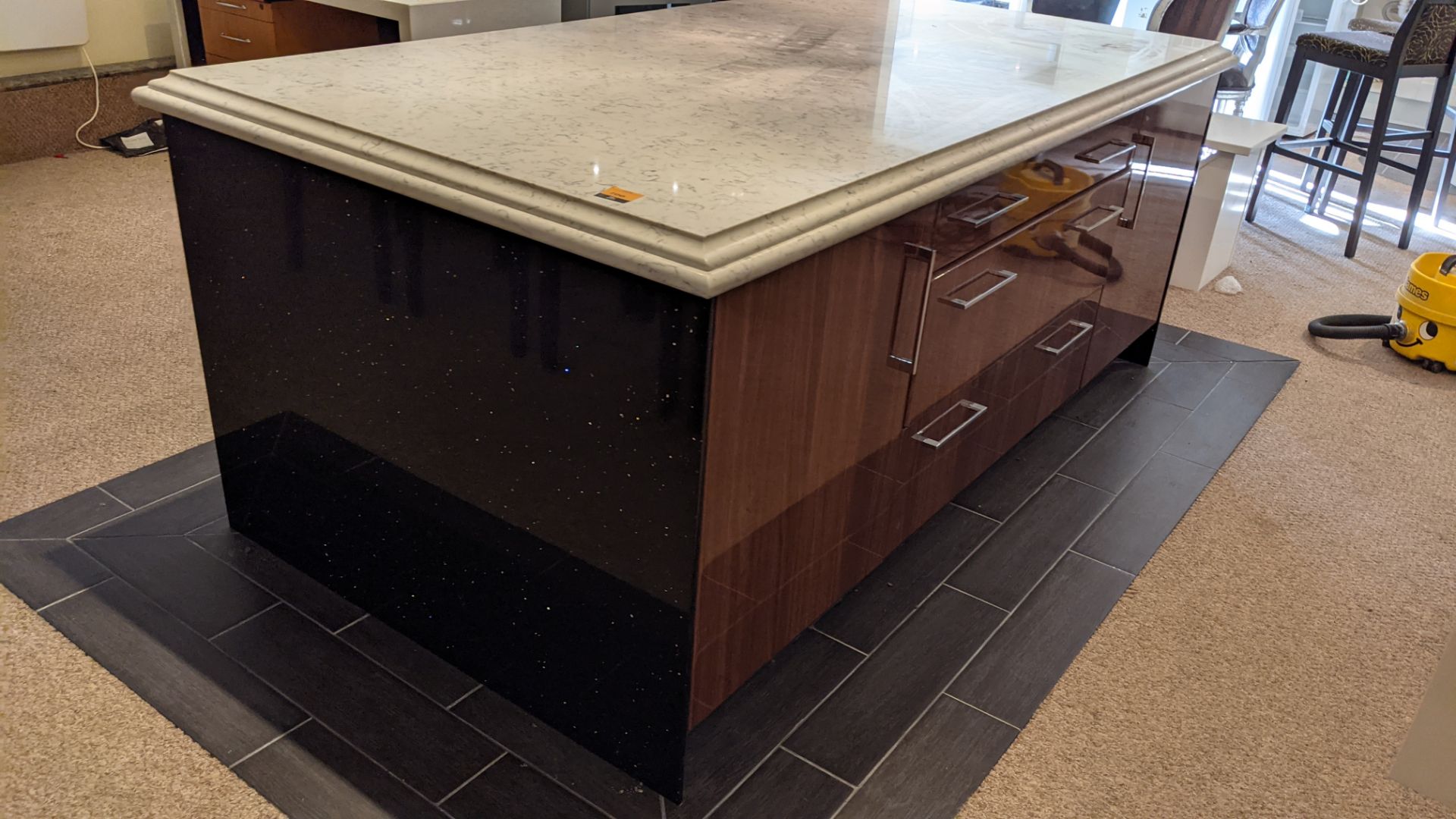 Large island unit with doors & drawers on each side approx. 2300 x 1270mm. The end panels & top appe - Image 5 of 16