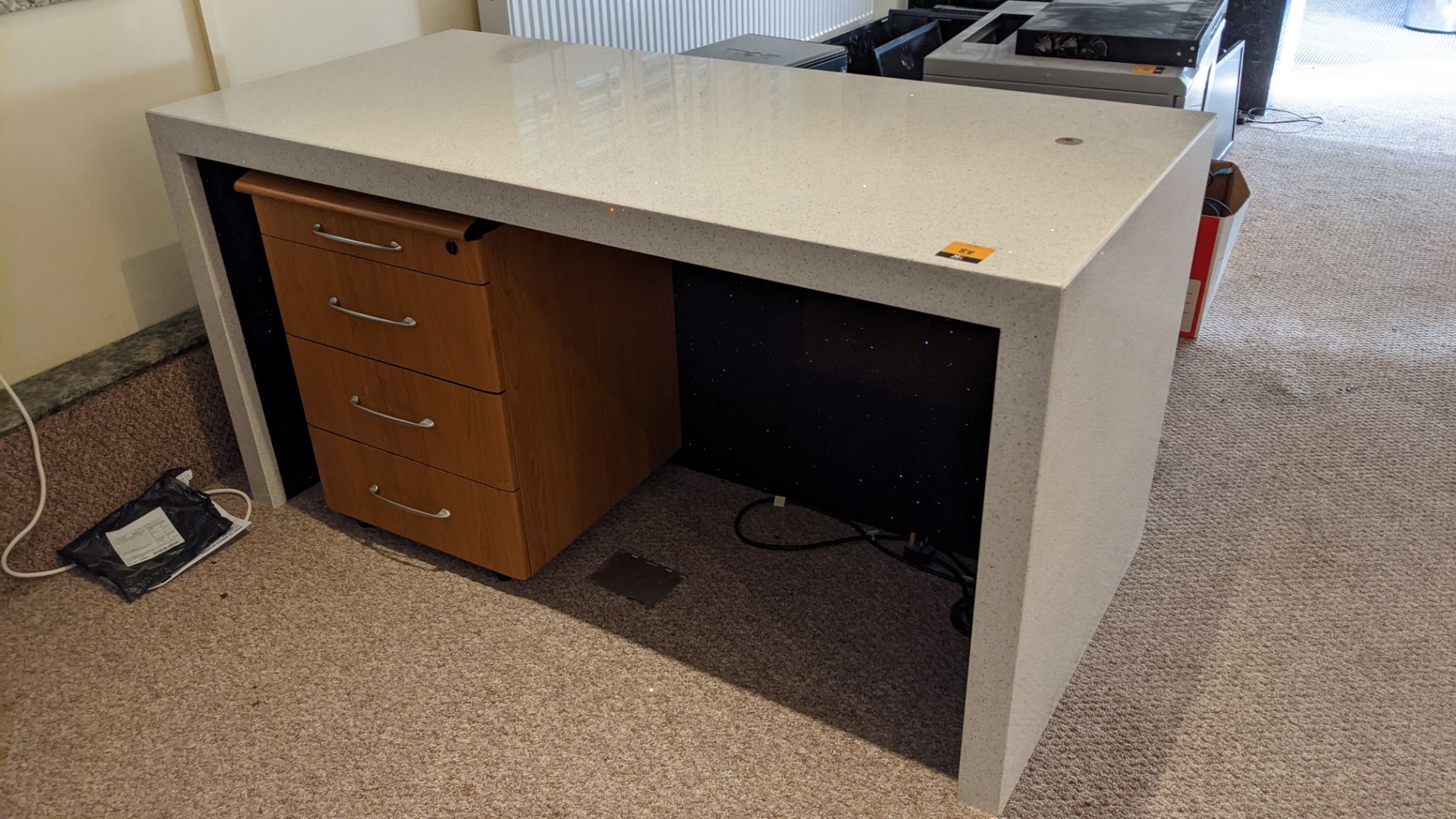 Granite/quartz desk arrangement with mitred corners including the freestanding pedestal - Image 2 of 6