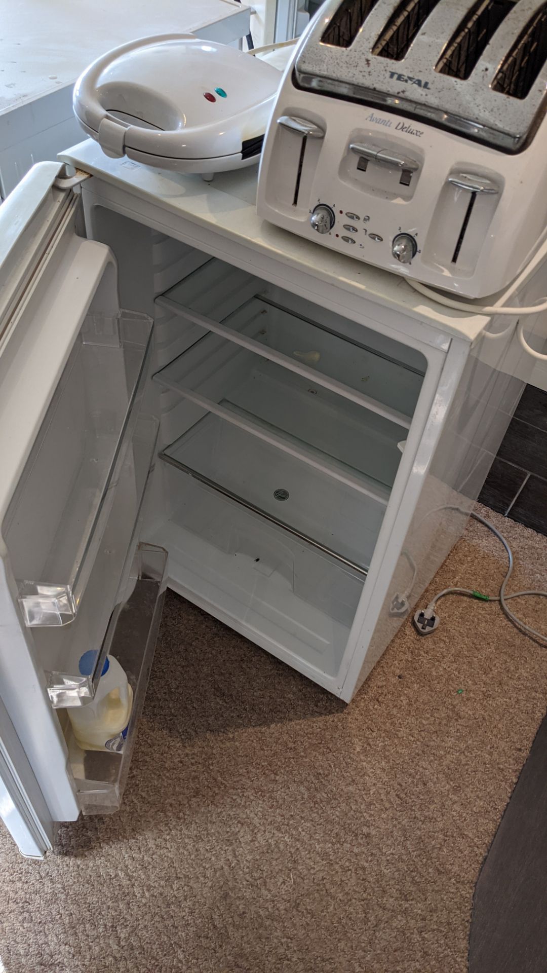 Domestic appliances comprising slimline dishwasher, undercounter fridge, toaster & sandwich maker - Image 8 of 10