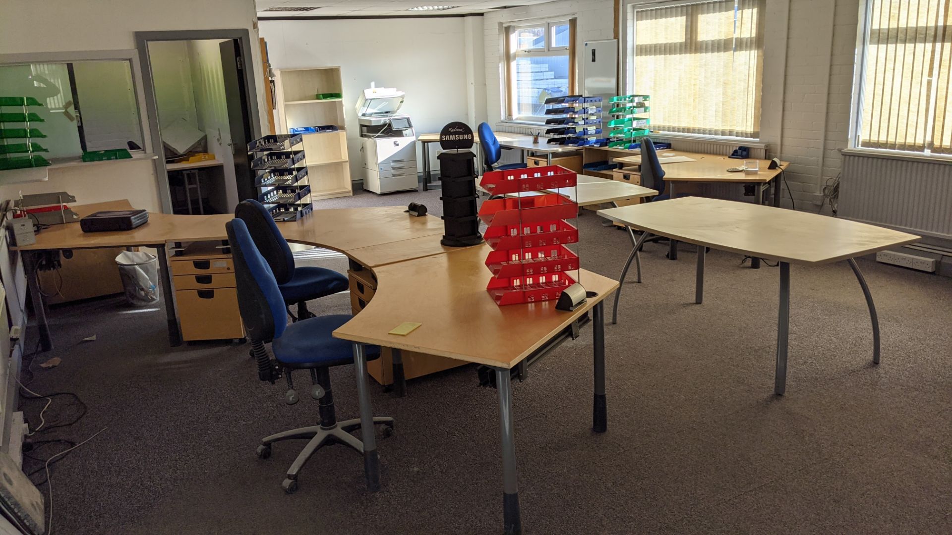 The furniture contents of a large open plan office. This lot effectively comprises all freestanding - Image 17 of 20