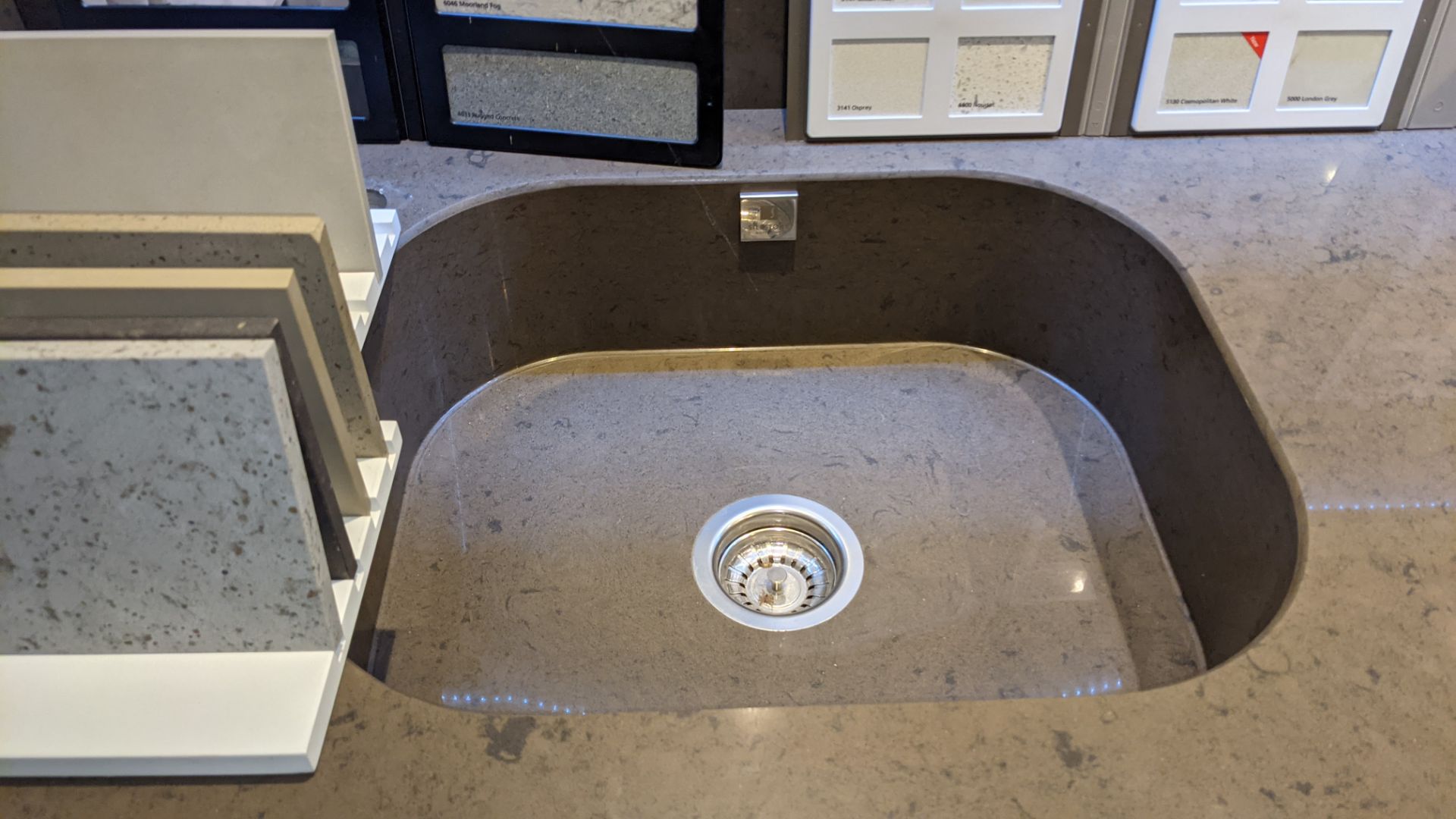 L-shaped kitchen arrangement comprising base cupboards, Silestone counter within integrated basin pl - Image 5 of 18