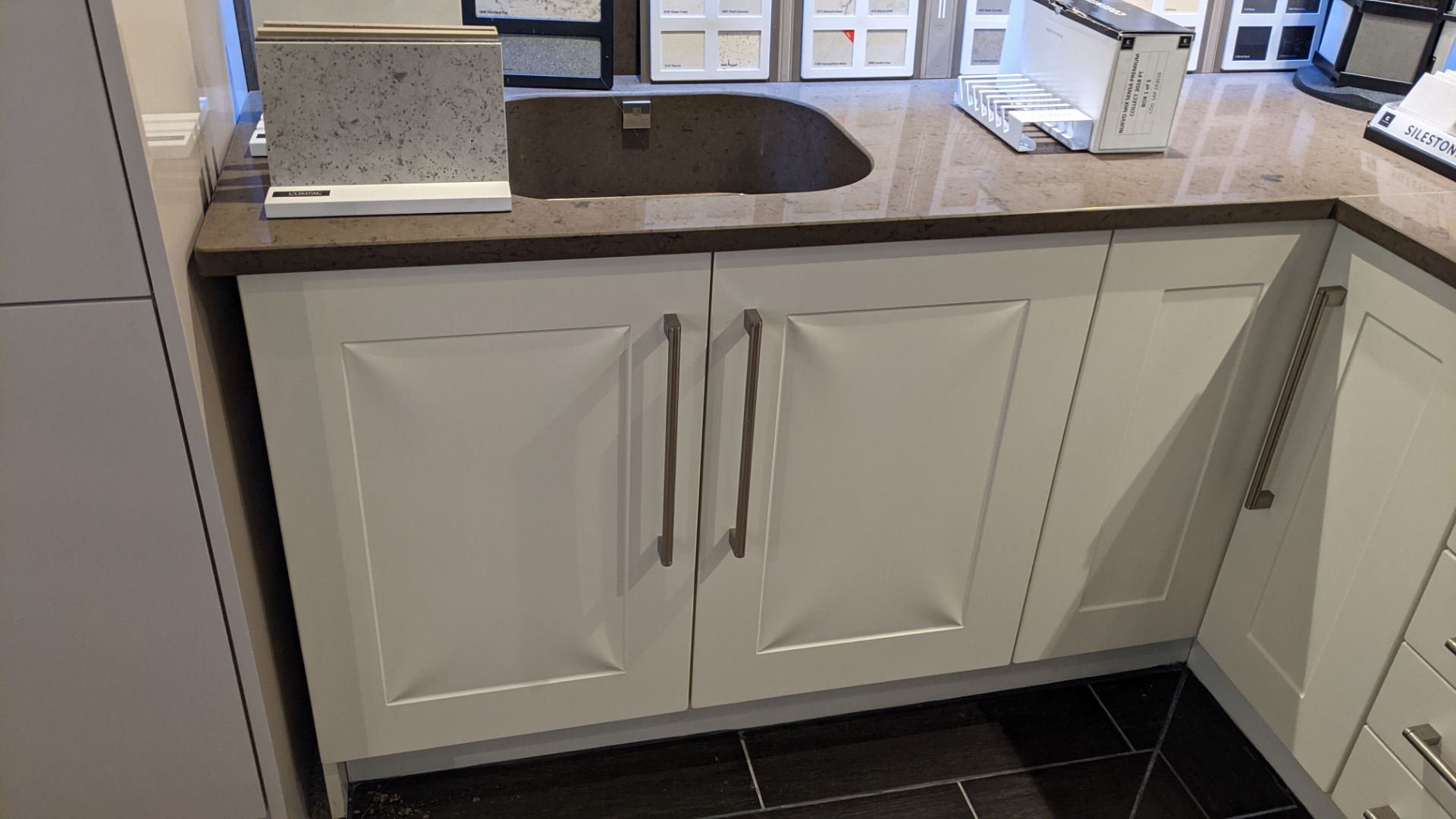 L-shaped kitchen arrangement comprising base cupboards, Silestone counter within integrated basin pl - Image 3 of 18