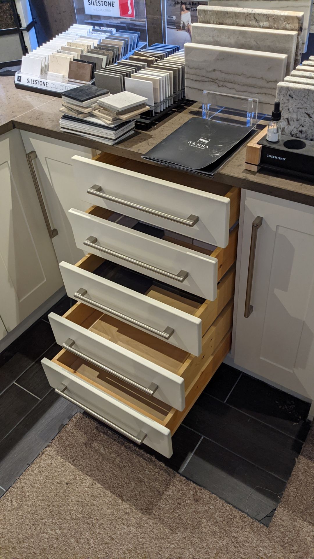 L-shaped kitchen arrangement comprising base cupboards, Silestone counter within integrated basin pl - Image 15 of 18